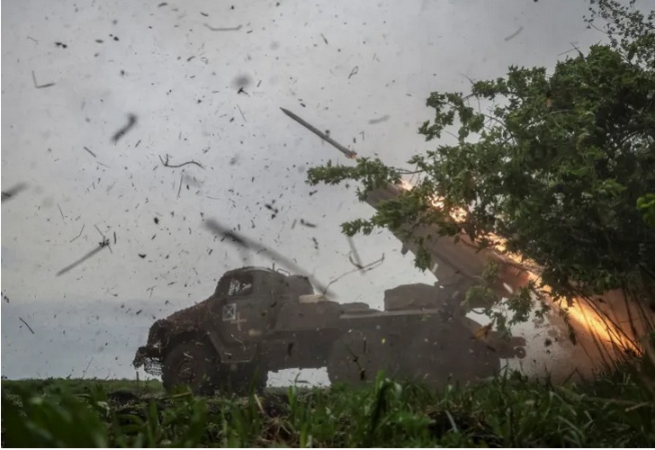 ...v&agrave; bệ ph&oacute;ng rốc-k&eacute;t đa n&ograve;ng BM-21 Grad được điều đến Kursk. Ảnh: Reuters