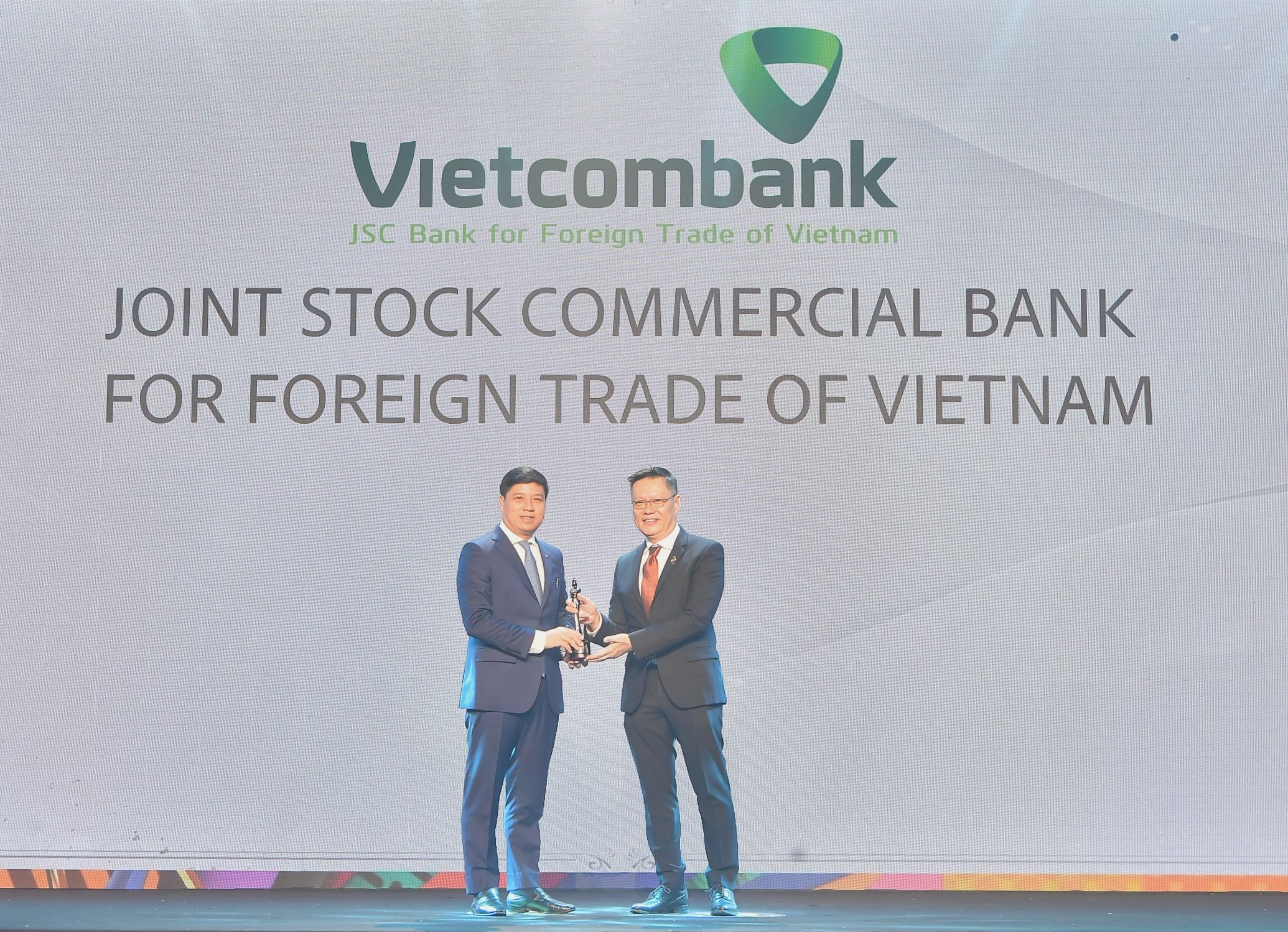 Ông Hồng Quang - Thành viên HĐQT kiêm Giám đốc Khối Nhân sự đại diện Vietcombank nhận cúp vàng "Harmonia"