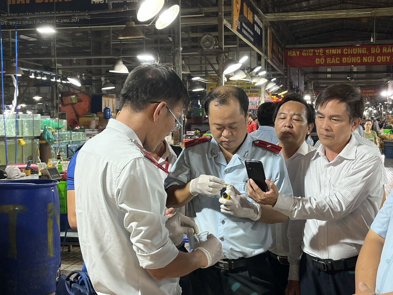 Bu&ocirc;n b&aacute;n tự ph&aacute;t b&ecirc;n ngo&agrave;i chợ đầu mối B&igrave;nh Điền ng&agrave;y c&agrave;ng nghi&ecirc;m trọng - Ảnh 5.