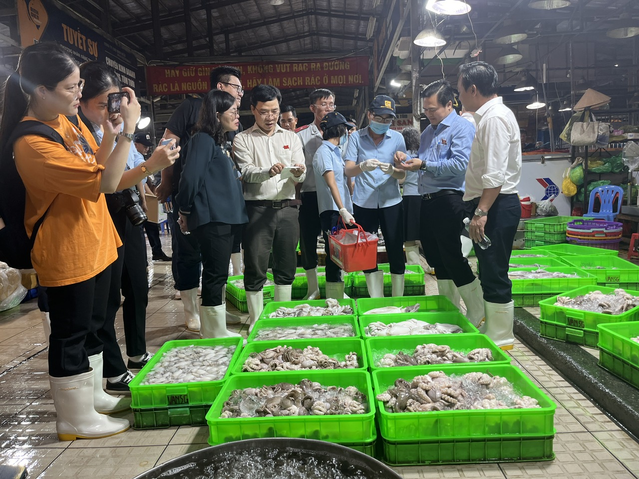 Bu&ocirc;n b&aacute;n tự ph&aacute;t b&ecirc;n ngo&agrave;i chợ đầu mối B&igrave;nh Điền ng&agrave;y c&agrave;ng nghi&ecirc;m trọng - Ảnh 4.