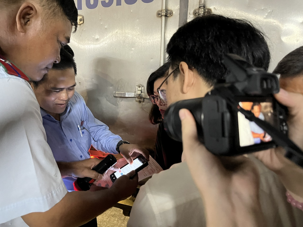 Bu&ocirc;n b&aacute;n tự ph&aacute;t b&ecirc;n ngo&agrave;i chợ đầu mối B&igrave;nh Điền ng&agrave;y c&agrave;ng nghi&ecirc;m trọng - Ảnh 6.