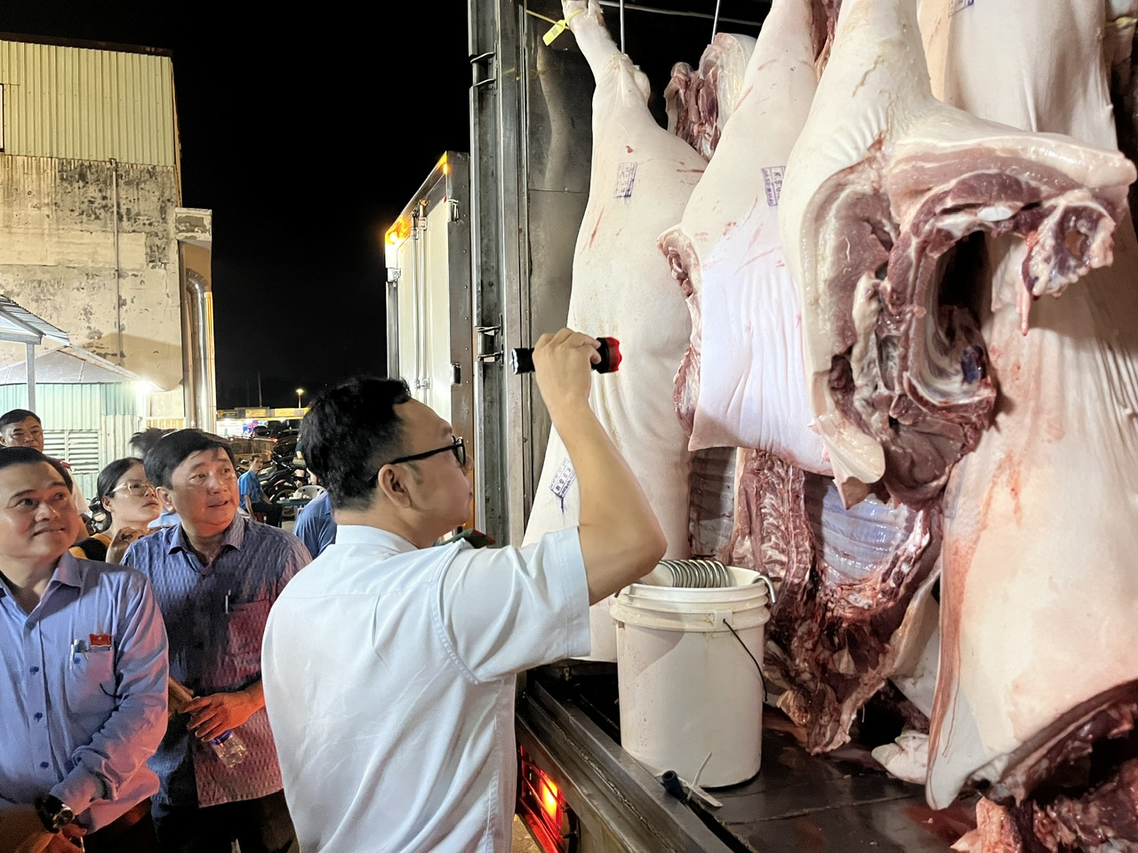 Bu&ocirc;n b&aacute;n tự ph&aacute;t b&ecirc;n ngo&agrave;i chợ đầu mối B&igrave;nh Điền ng&agrave;y c&agrave;ng nghi&ecirc;m trọng - Ảnh 8.