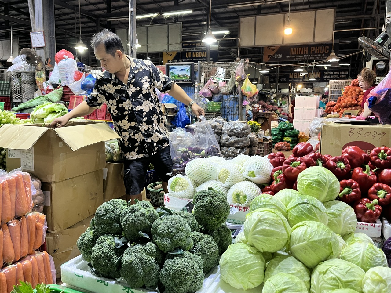 Bu&ocirc;n b&aacute;n tự ph&aacute;t b&ecirc;n ngo&agrave;i chợ đầu mối B&igrave;nh Điền ng&agrave;y c&agrave;ng nghi&ecirc;m trọng - Ảnh 1.