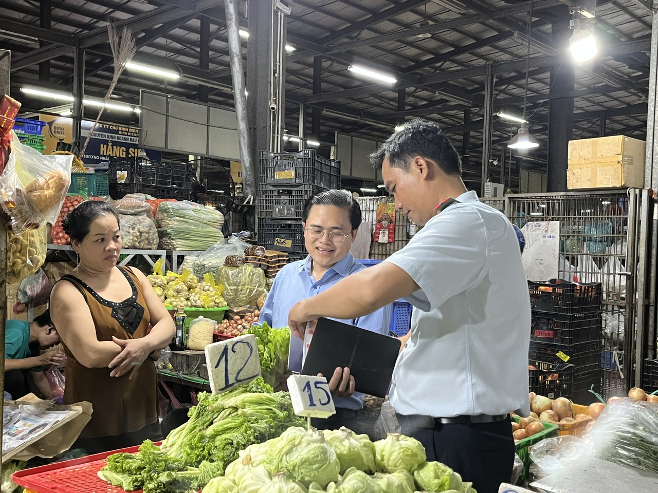 Bu&ocirc;n b&aacute;n tự ph&aacute;t b&ecirc;n ngo&agrave;i chợ đầu mối B&igrave;nh Điền ng&agrave;y c&agrave;ng nghi&ecirc;m trọng - Ảnh 2.