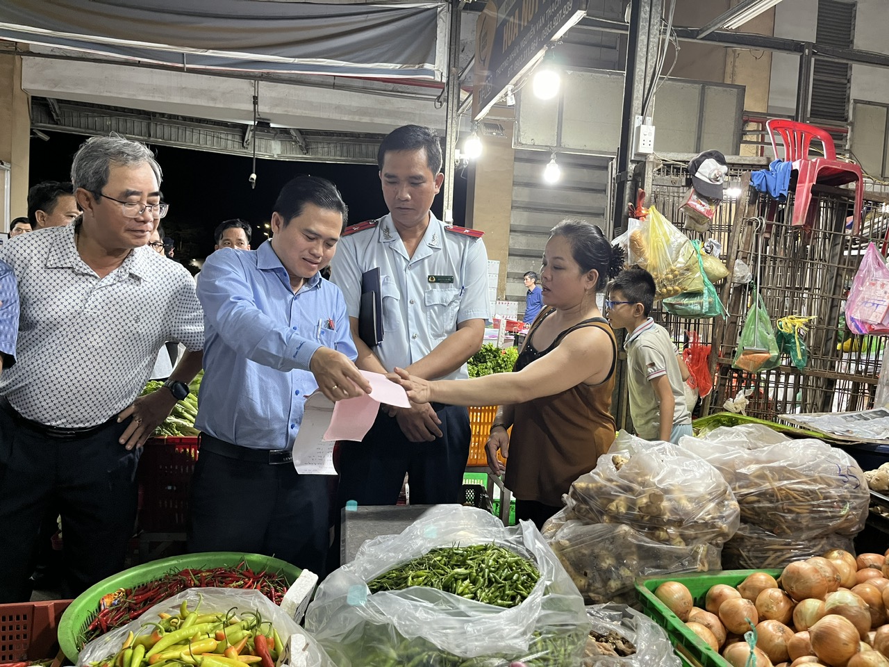 Bu&ocirc;n b&aacute;n tự ph&aacute;t b&ecirc;n ngo&agrave;i chợ đầu mối B&igrave;nh Điền ng&agrave;y c&agrave;ng nghi&ecirc;m trọng - Ảnh 3.