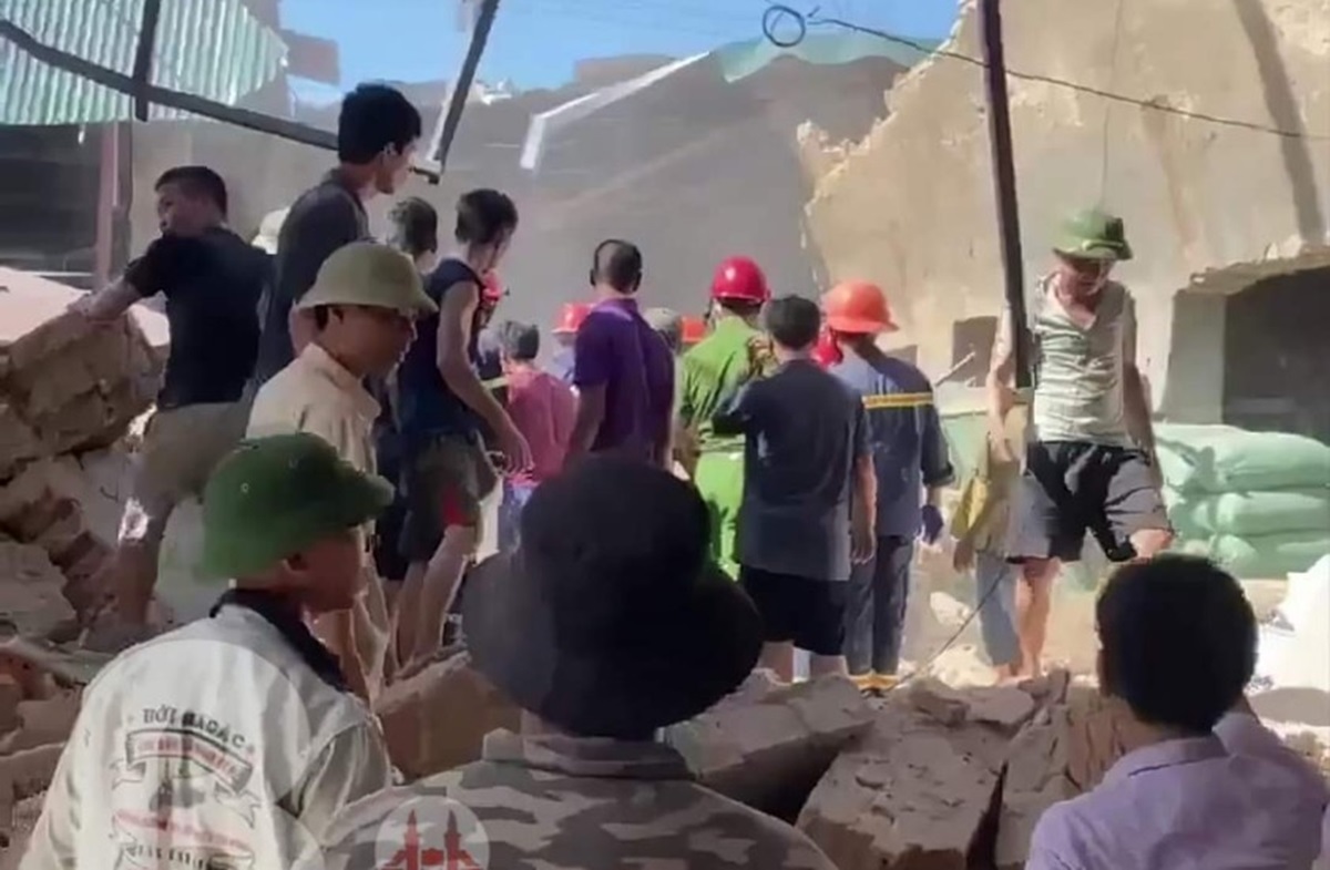 2 người tử vong, 1 người bị thương trong vụ sập nh&agrave; xưởng- Ảnh 1.