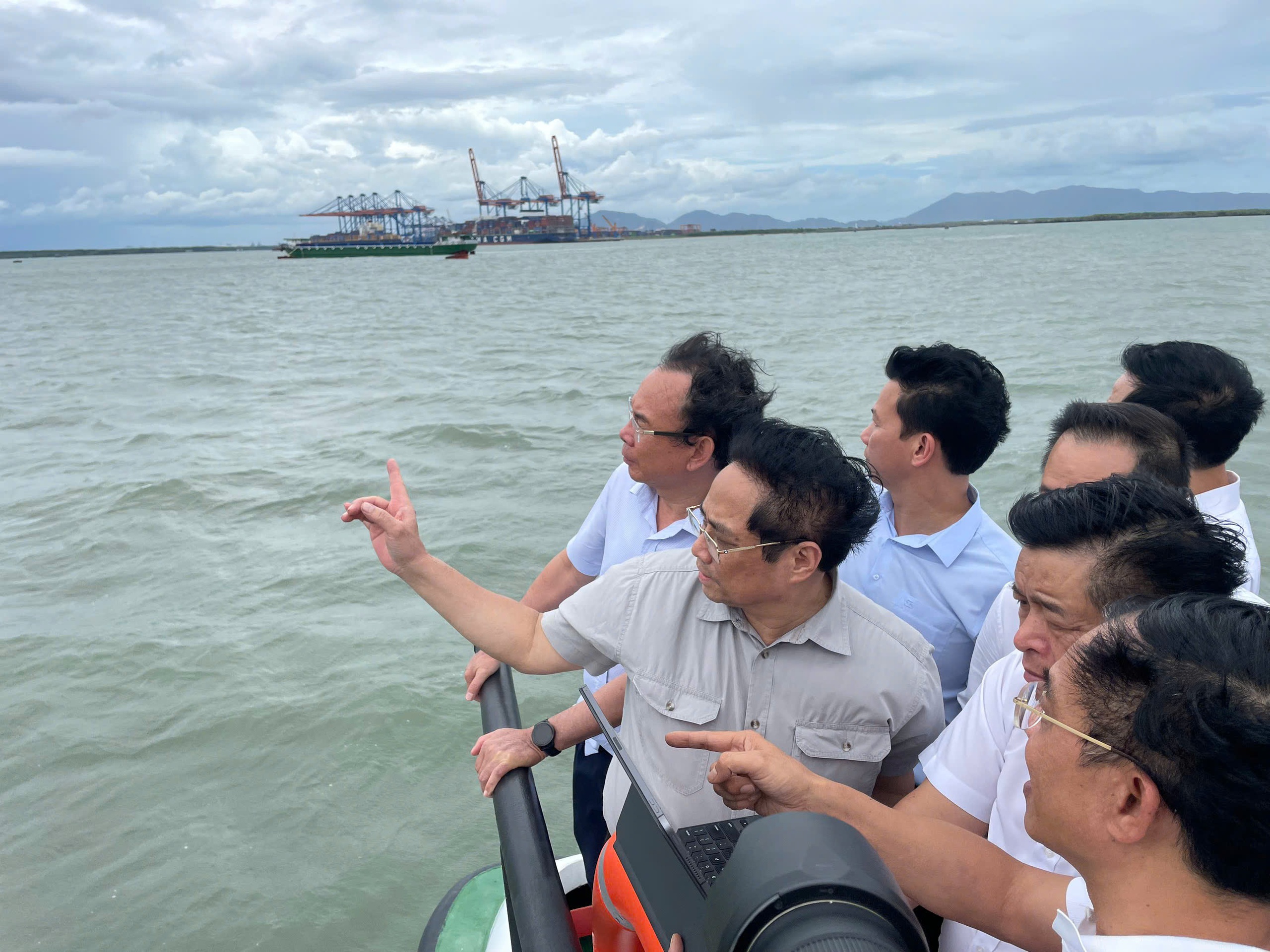 Thủ tướng Phạm Minh Ch&iacute;nh c&ugrave;ng đo&agrave;n c&ocirc;ng t&aacute;c v&agrave; l&atilde;nh đạo TP HCM khảo s&aacute;t vị tr&iacute; dự kiến x&acirc;y dựng cảng trung chuyển quốc tế Cần Giờ (huyện Cần Giờ, TP HCM) Ảnh: NGUYỄN PHAN