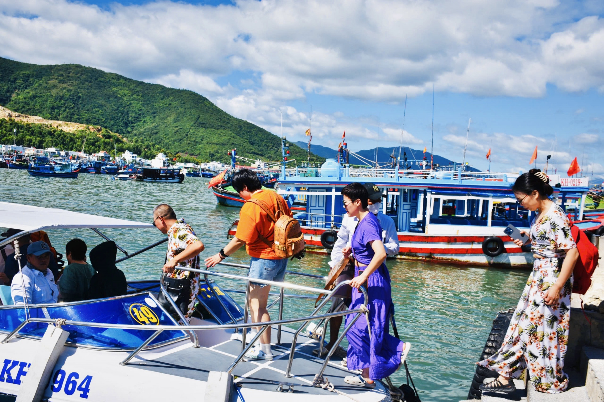 Nha Trang đ&ocirc;ng nghẹt du kh&aacute;ch, &ocirc; t&ocirc; xếp h&agrave;ng d&agrave;i trong ng&agrave;y nghỉ lễ 2-9- Ảnh 3.