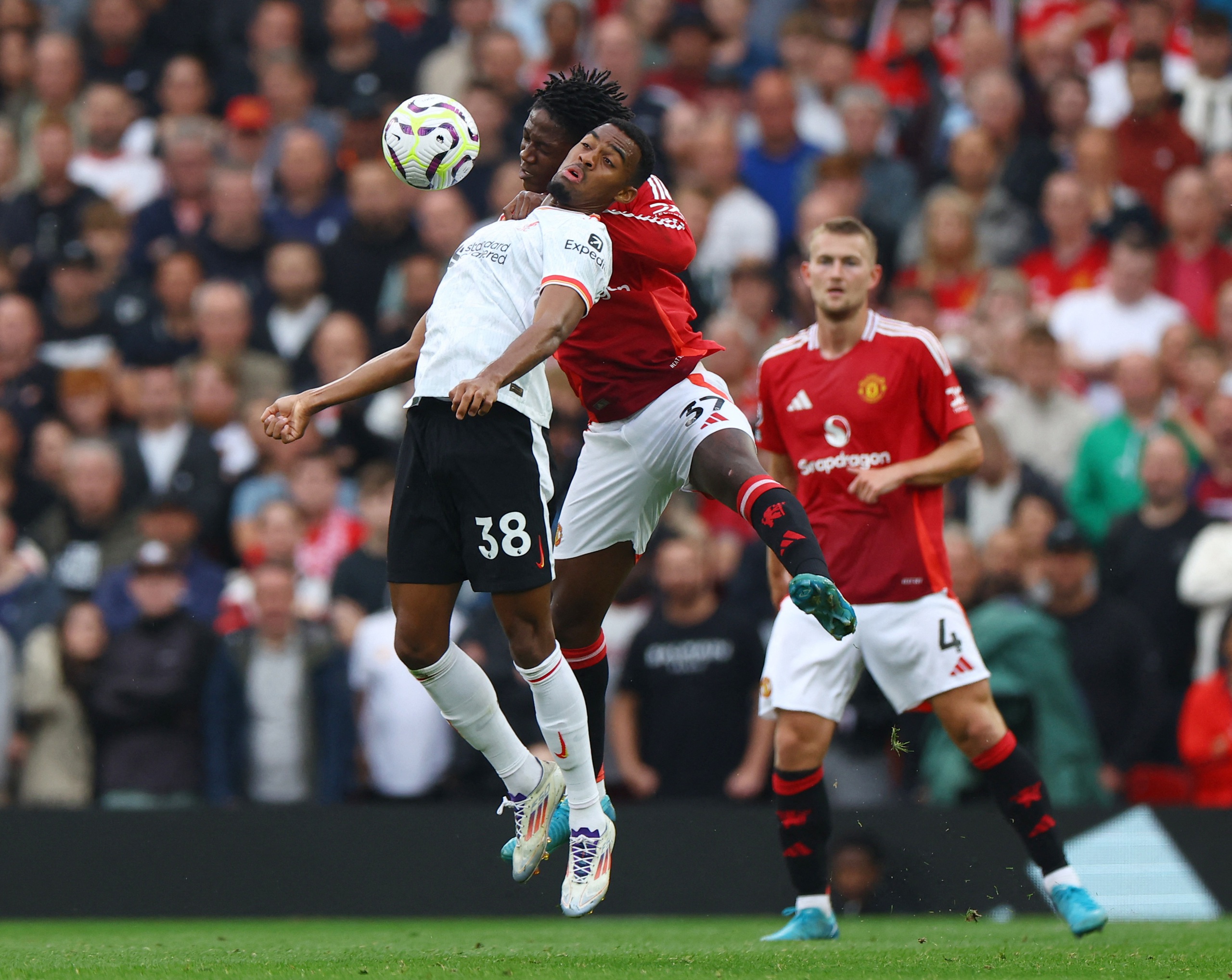 Tuyến giữa phạm li&ecirc;n tiếp sai lầm, Man United thua tan n&aacute;t Liverpool- Ảnh 1.
