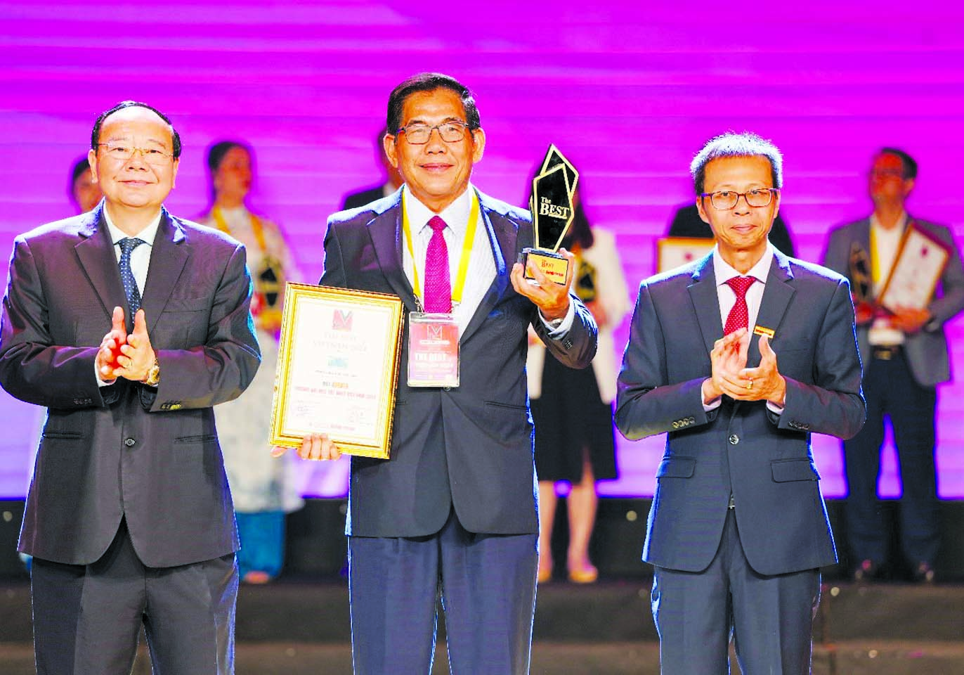 Đại diện Trường Đại học Cửu Long vinh dự nhận Giải thưởng &ldquo;Tốp 10 trường đại học tốt nhất Việt Nam&rdquo;