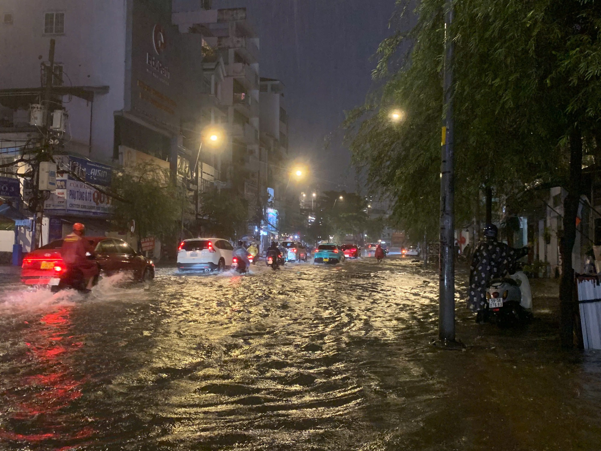 TP HCM: Mưa như tr&uacute;t nước, c&oacute; c&acirc;y ng&atilde; v&agrave; nhiều tuyến đường ngập s&acirc;u- Ảnh 10.