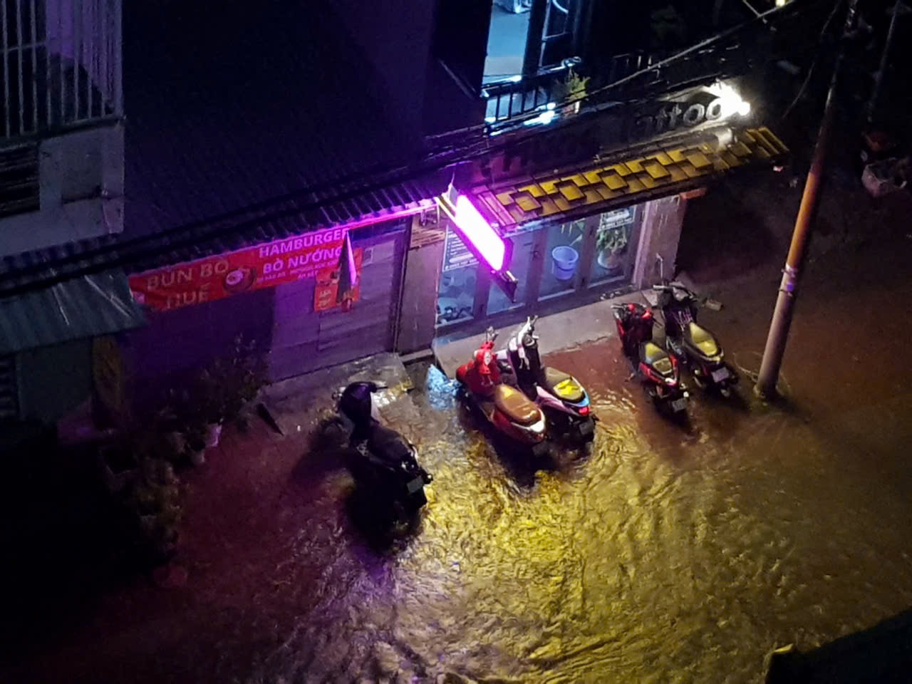 TP HCM: Mưa như tr&uacute;t nước, c&oacute; c&acirc;y ng&atilde; v&agrave; nhiều tuyến đường ngập s&acirc;u- Ảnh 14.