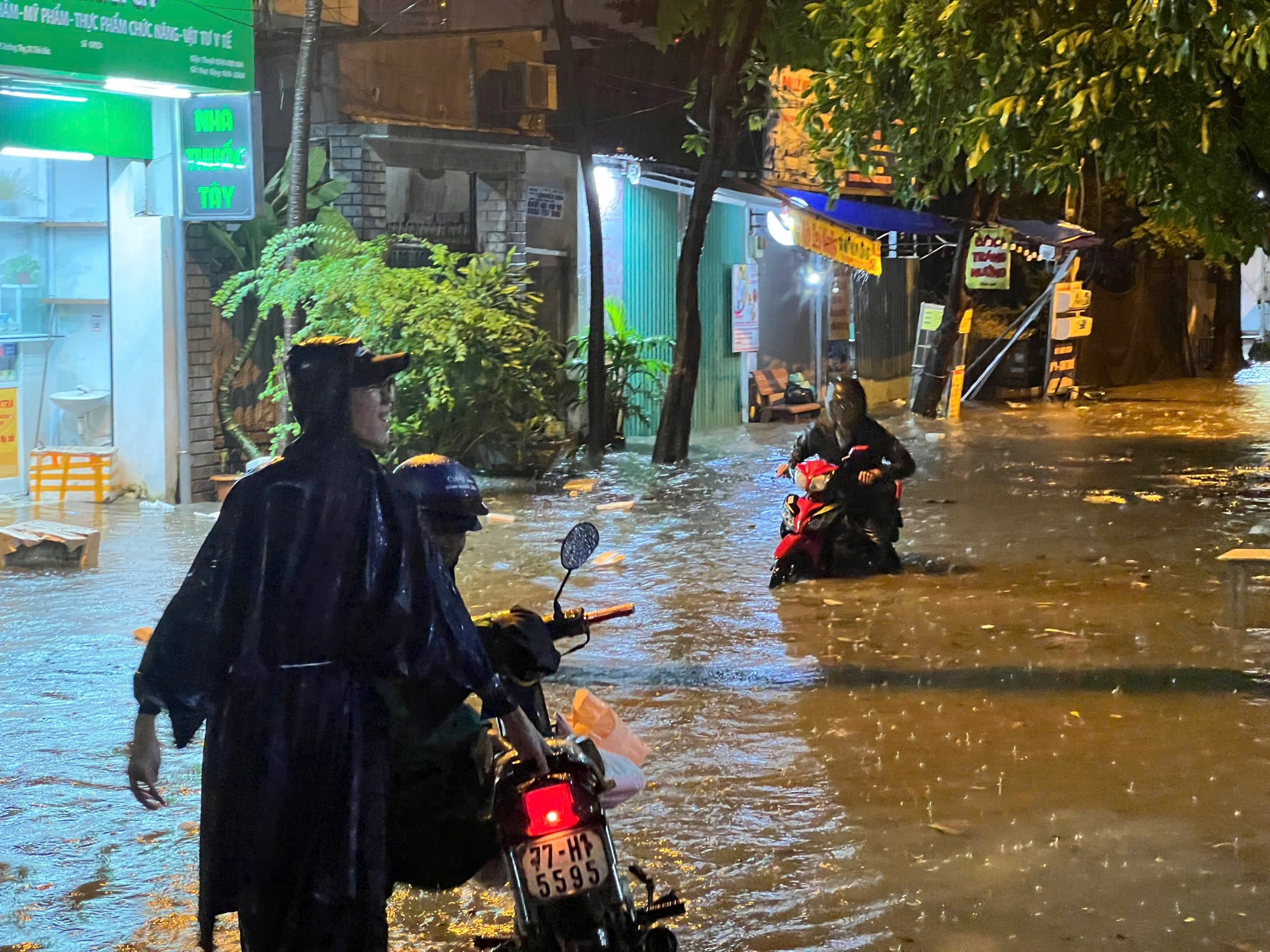 TP HCM: Mưa như tr&uacute;t nước, c&oacute; c&acirc;y ng&atilde; v&agrave; nhiều tuyến đường ngập s&acirc;u- Ảnh 16.