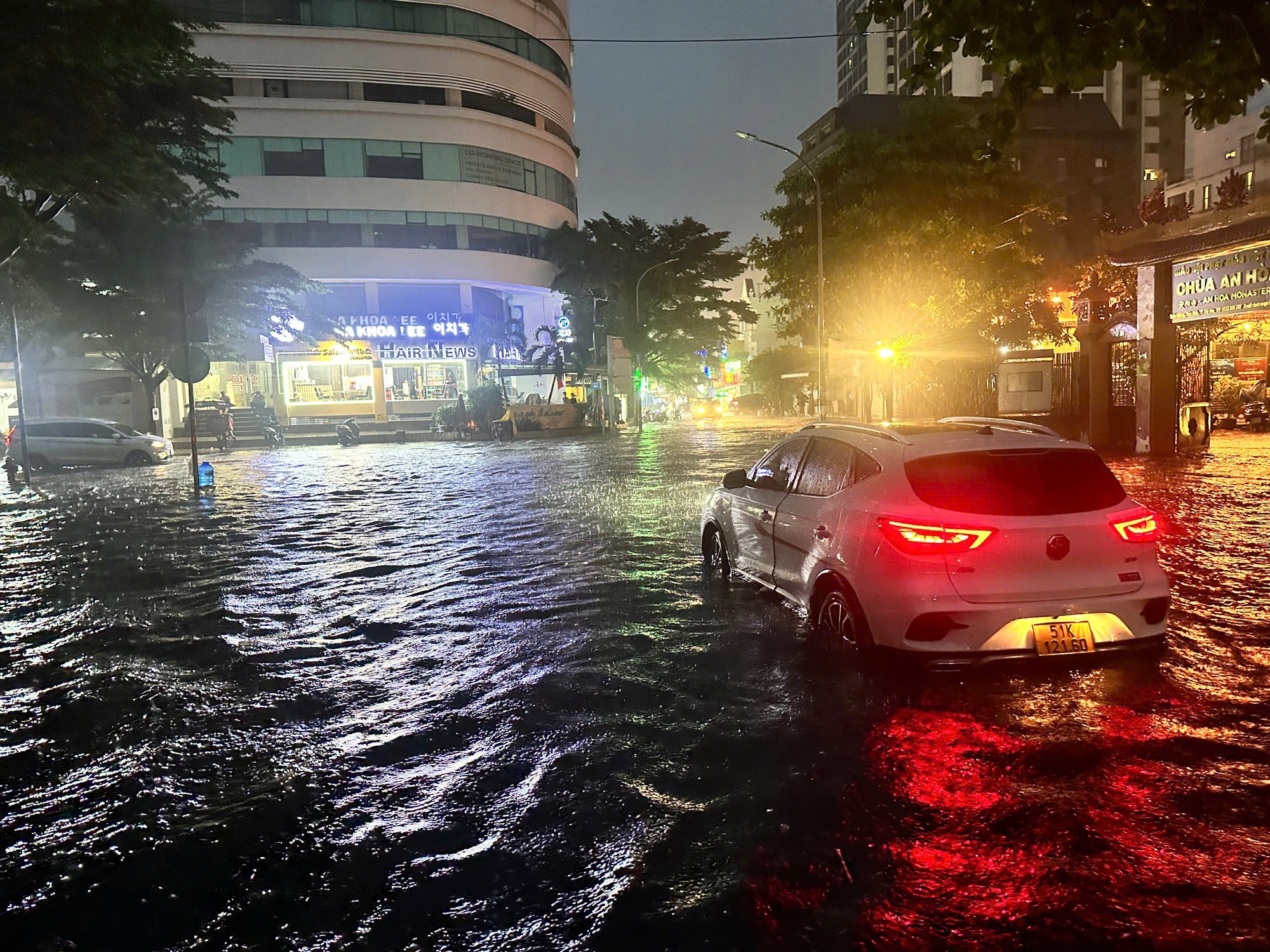 TP HCM: Mưa như tr&uacute;t nước, c&oacute; c&acirc;y ng&atilde; v&agrave; nhiều tuyến đường ngập s&acirc;u- Ảnh 19.