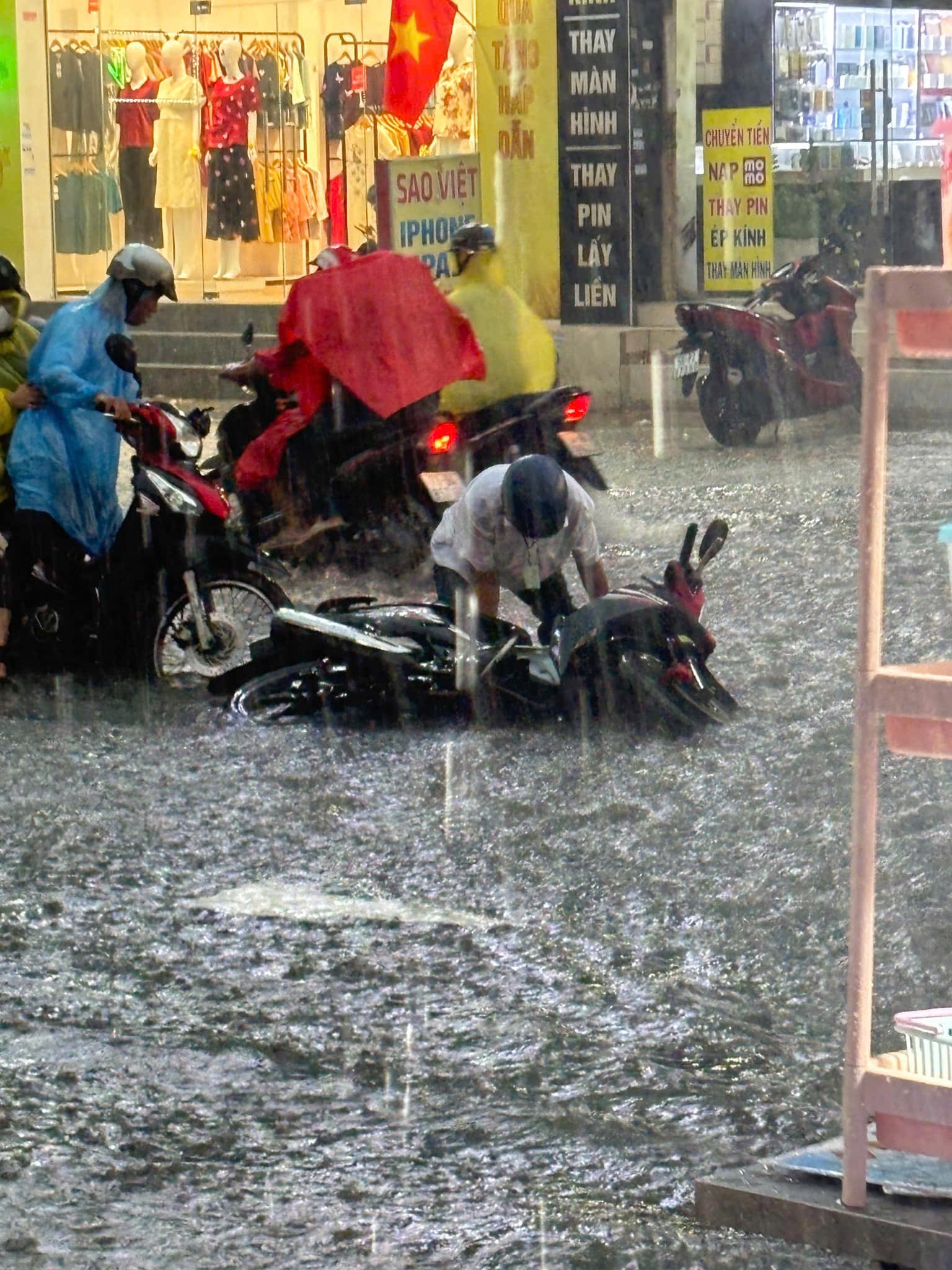 TP HCM: Mưa như tr&uacute;t nước, c&oacute; c&acirc;y ng&atilde; v&agrave; nhiều tuyến đường ngập s&acirc;u- Ảnh 20.