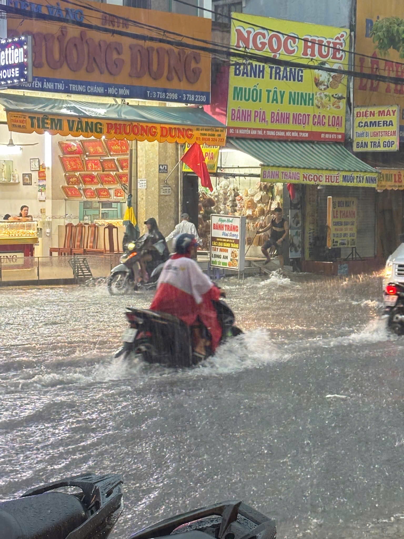 TP HCM: Mưa như tr&uacute;t nước, c&oacute; c&acirc;y ng&atilde; v&agrave; nhiều tuyến đường ngập s&acirc;u- Ảnh 21.