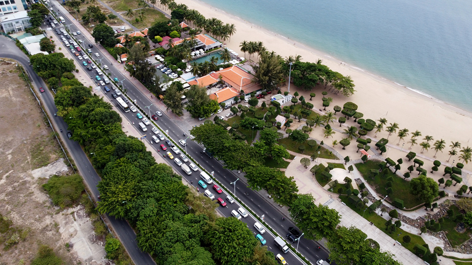 Nha Trang đ&ocirc;ng nghẹt du kh&aacute;ch, &ocirc; t&ocirc; xếp h&agrave;ng d&agrave;i trong ng&agrave;y nghỉ lễ 2-9- Ảnh 1.