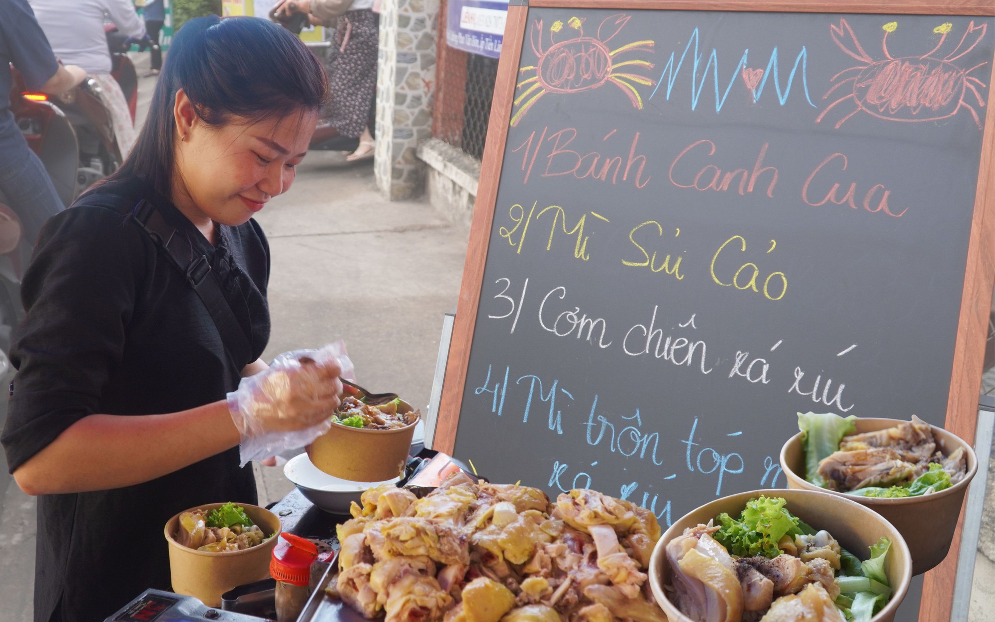 Cô gái GenZ mở quán ăn "bất ổn" để cảm ơn cha mẹ