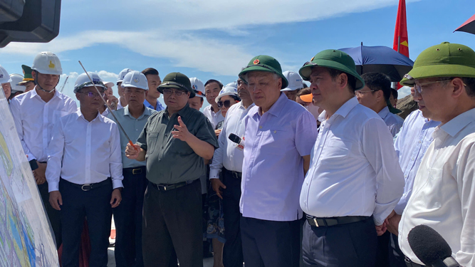 Thủ tướng Phạm Minh Ch&iacute;nh thị s&aacute;t, y&ecirc;u cầu ho&agrave;n th&agrave;nh c&ocirc;ng tr&igrave;nh x&acirc;y dựng bến cảng Li&ecirc;n Chiểu, phần cơ sở hạ tầng d&ugrave;ng chung trước 30-8-2025