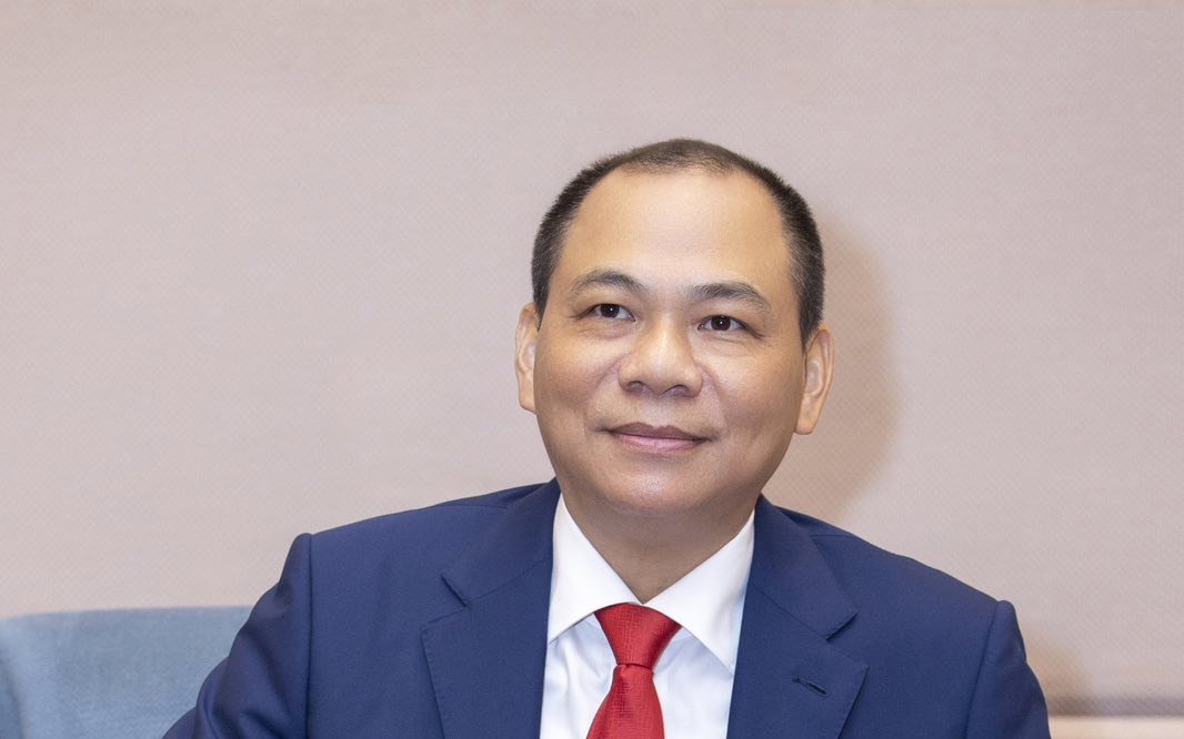 Tỉ ph&uacute; Phạm Nhật Vượng ho&agrave;n tất lời hứa tặng 1 tỉ USD cho VinFast
