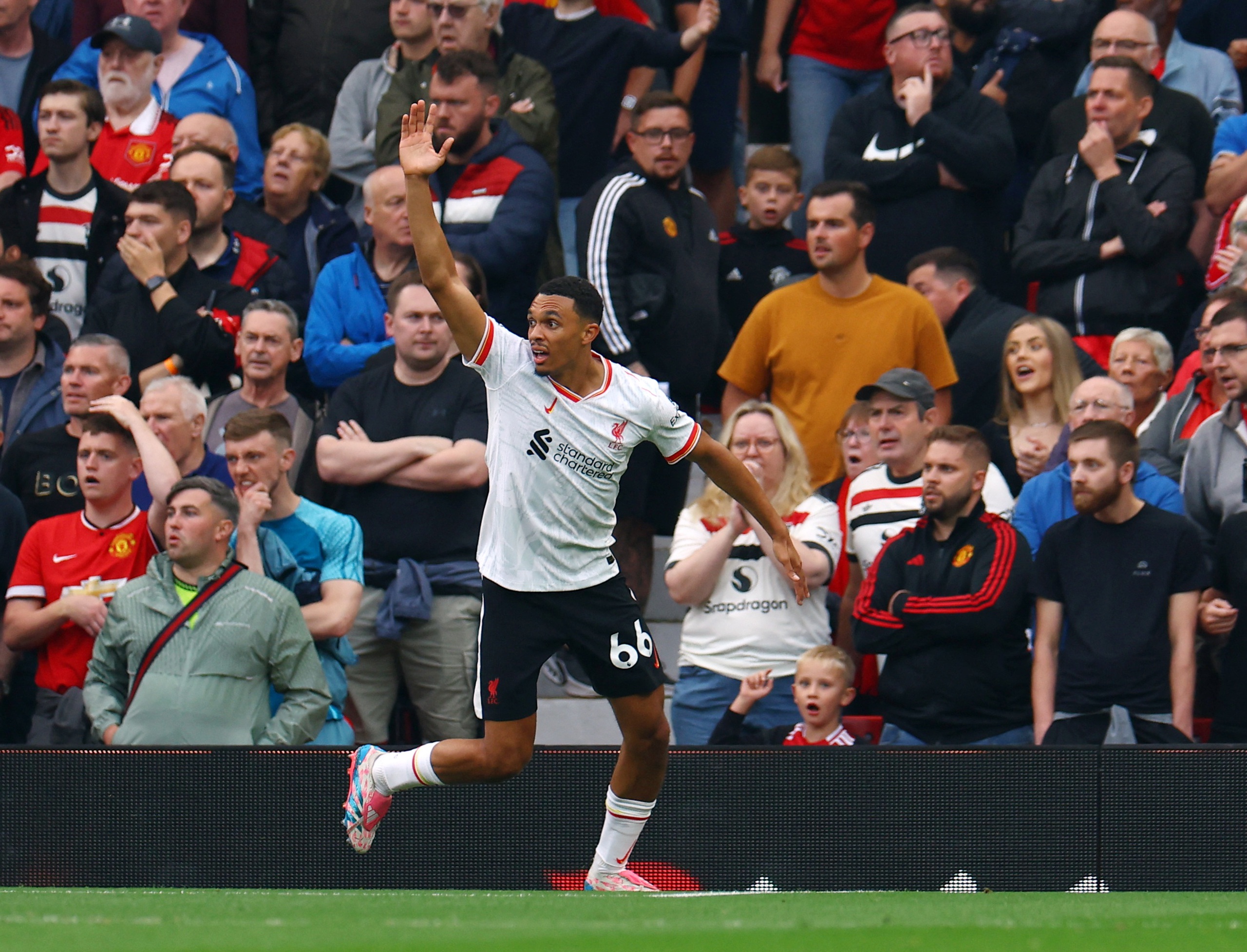 Tuyến giữa phạm li&ecirc;n tiếp sai lầm, Man United thua tan n&aacute;t Liverpool- Ảnh 2.
