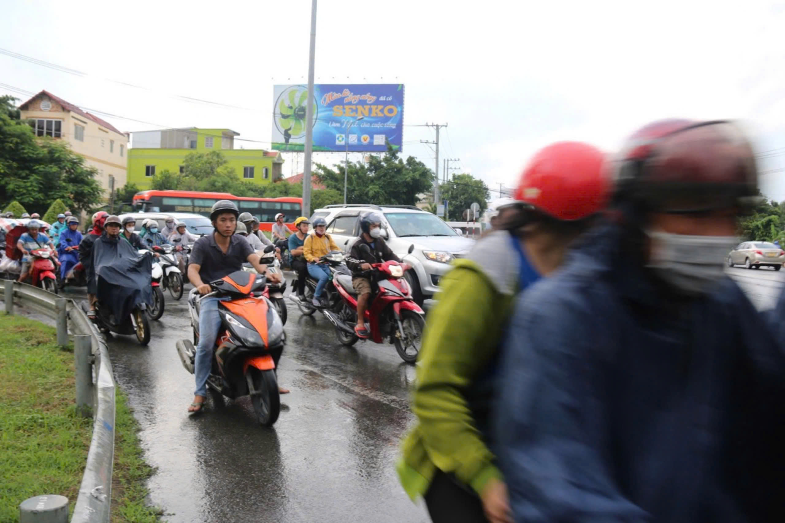 Dịp lễ, c&ocirc;ng nh&acirc;n tranh thủ nghỉ ngơi v&agrave; về qu&ecirc; - Ảnh 1.