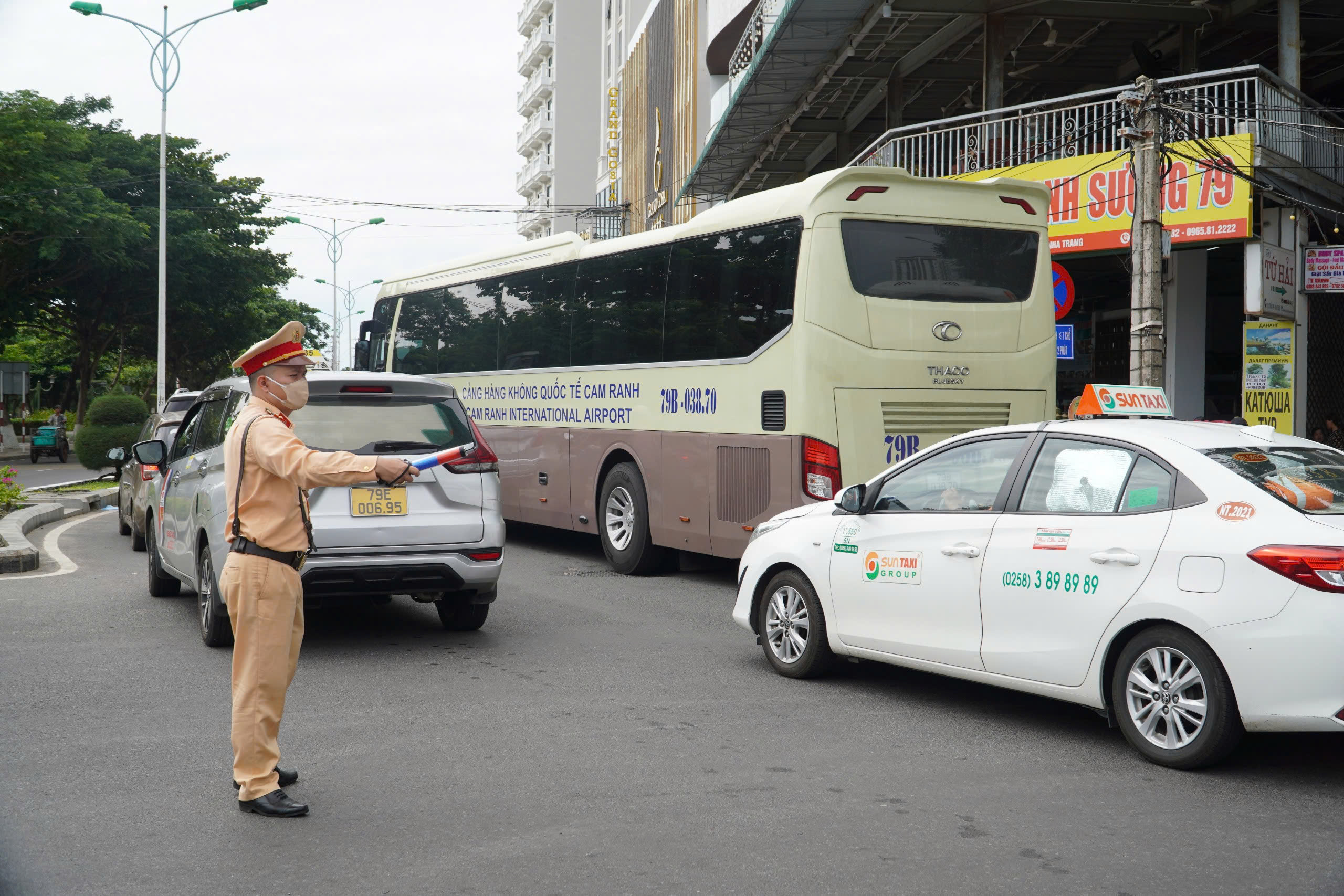 Nha Trang đ&ocirc;ng nghẹt du kh&aacute;ch, &ocirc; t&ocirc; xếp h&agrave;ng d&agrave;i trong ng&agrave;y nghỉ lễ 2-9- Ảnh 2.