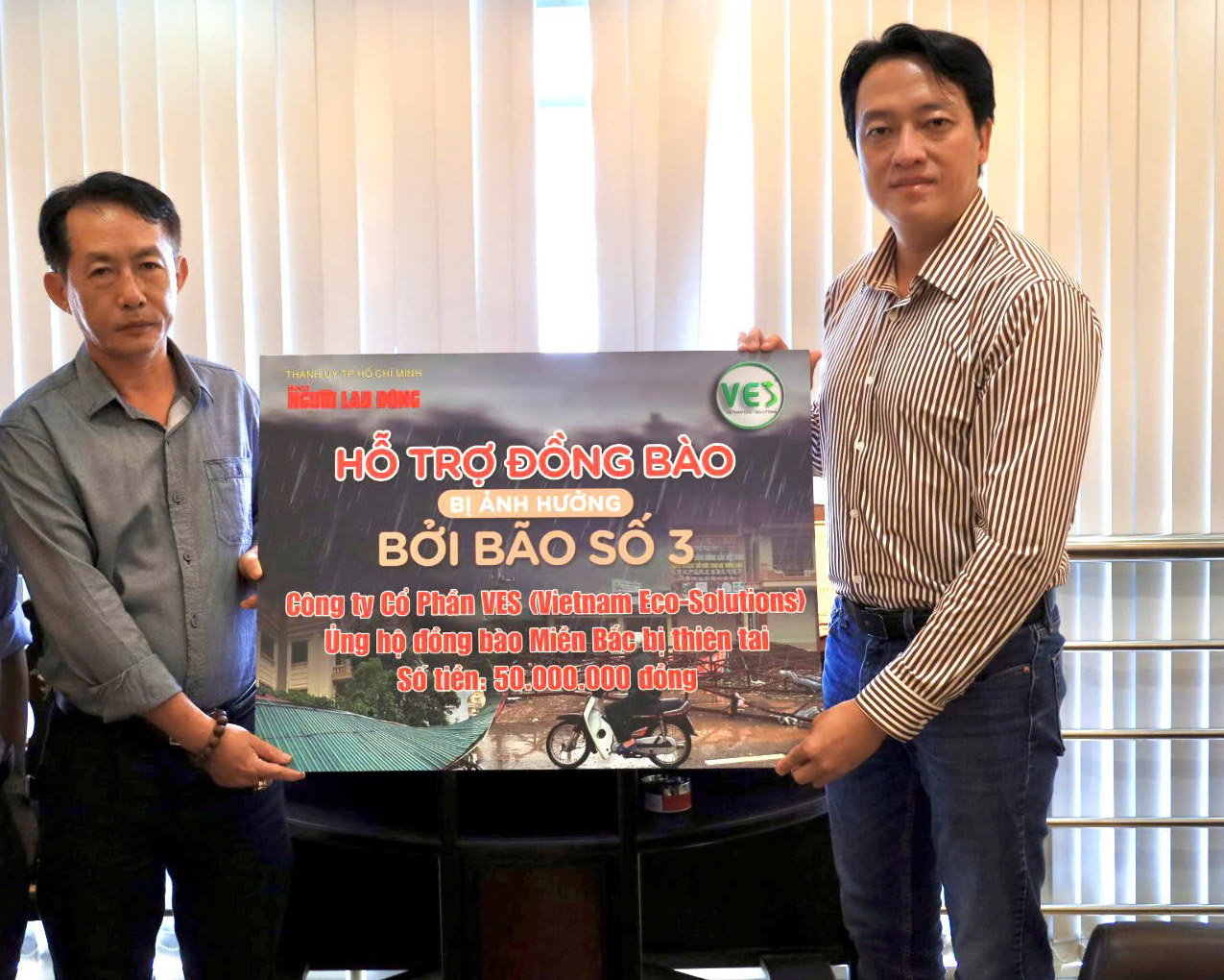 &Ocirc;ng Nguyễn Đức Anh (phải), Chủ tịch HĐQT C&ocirc;ng ty CP VES, trao 50 triệu đồng ủng hộ đồng b&agrave;o ở ph&iacute;a Bắc bị ảnh hưởng bởi b&atilde;o, lũẢnh: NGỌC QU&Yacute;
