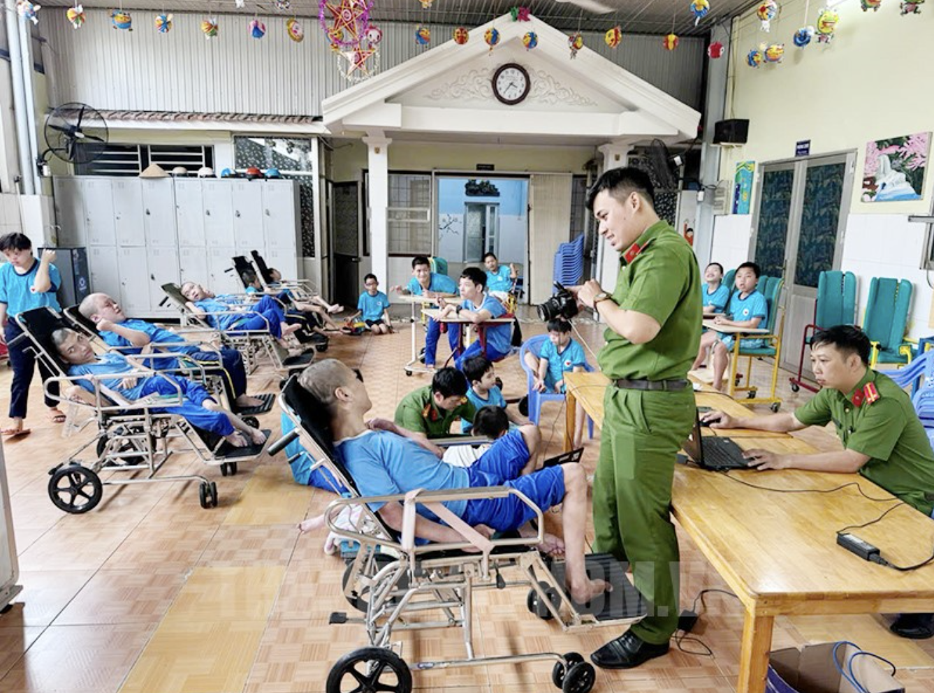 C&ocirc;ng an TP HCM cấp căn cước cho 12 trẻ bại liệt- Ảnh 1.