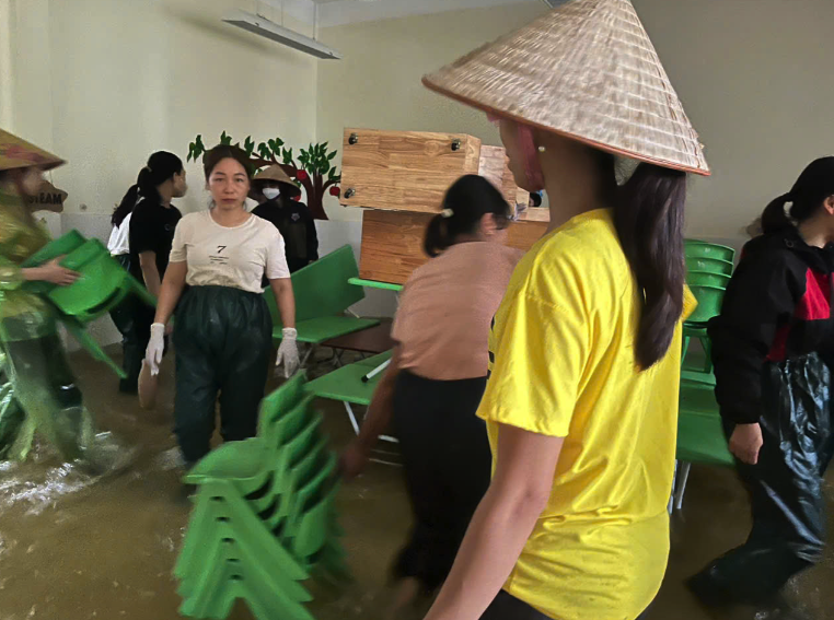 Nhiều trường học H&agrave; Nội chuyển sang dạy học trực tuyến v&igrave; b&atilde;o lụt- Ảnh 1.