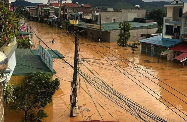 Di dời học sinh, gi&aacute;o vi&ecirc;n khỏi c&aacute;c khu vực bị hư hại nặng v&igrave; b&atilde;o số 3- Ảnh 2.