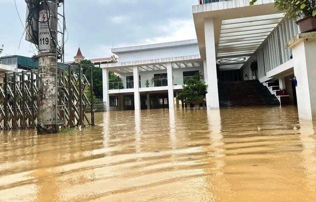 Di dời học sinh, gi&aacute;o vi&ecirc;n khỏi c&aacute;c khu vực bị hư hại nặng v&igrave; b&atilde;o số 3- Ảnh 1.