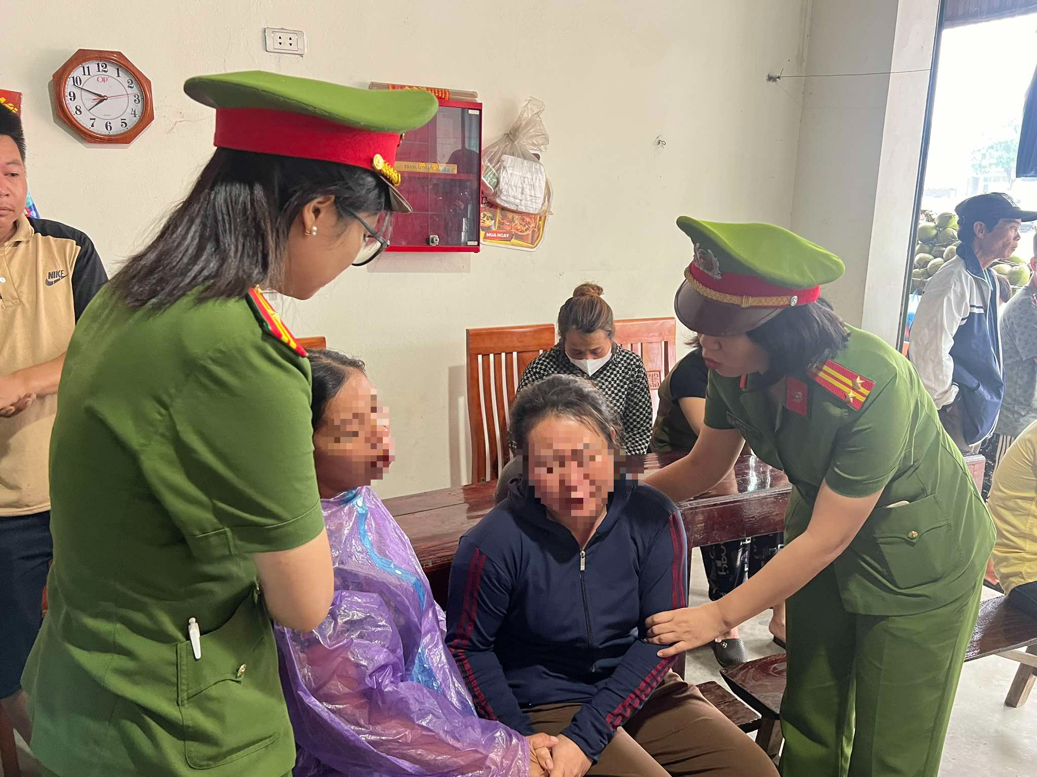 Vụ sập cầu Phong Ch&acirc;u: S&aacute;ng 10-9 vẫn chưa thể tiến h&agrave;nh cứu hộ, cứu nạn do nước lũ d&acirc;ng cao, chảy xiết- Ảnh 6.