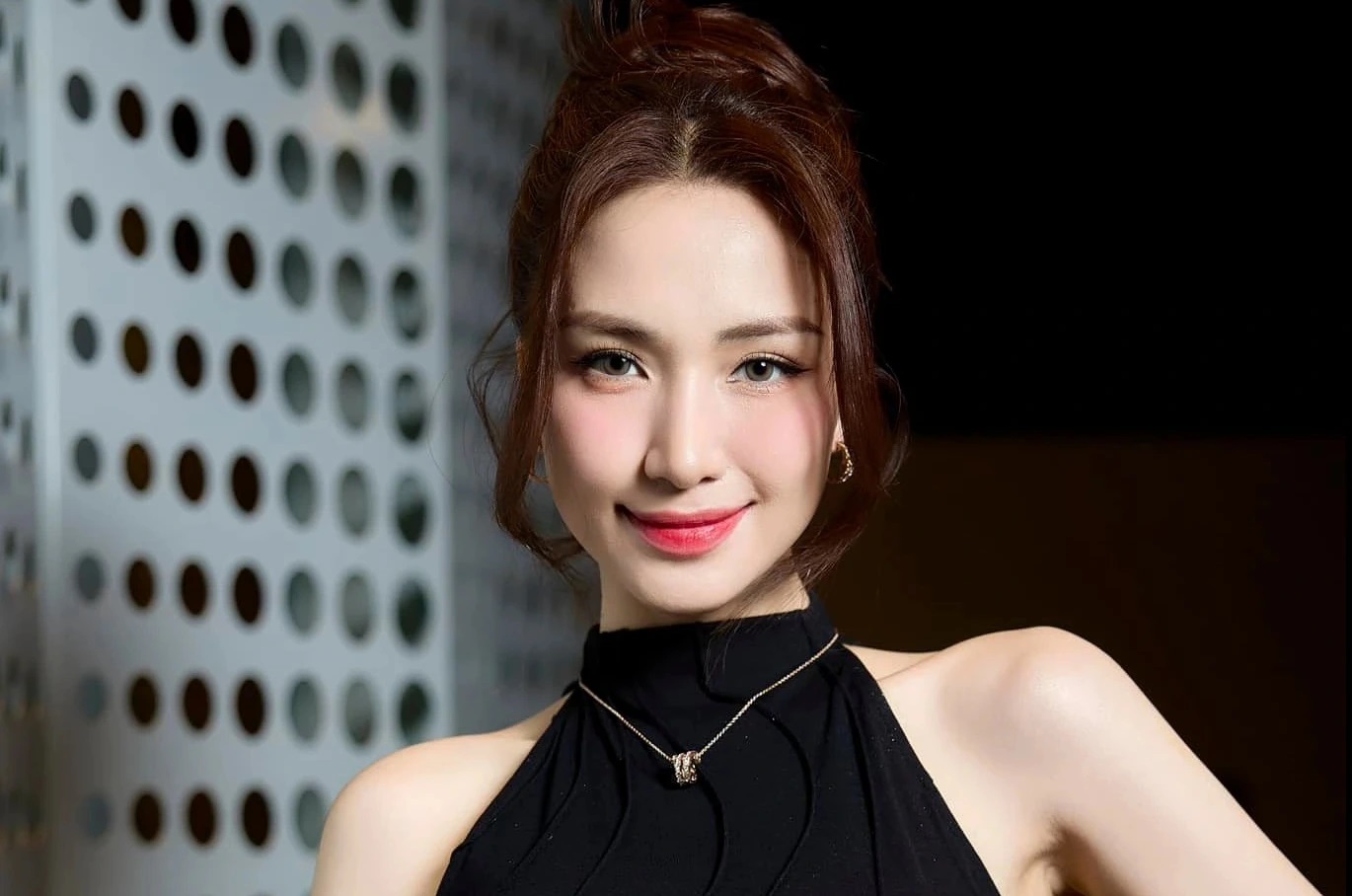 Ca sĩ Hòa Minzy góp sức cùng Báo Người Lao Động hỗ trợ người dân vùng bão lũ
- Ảnh 1.