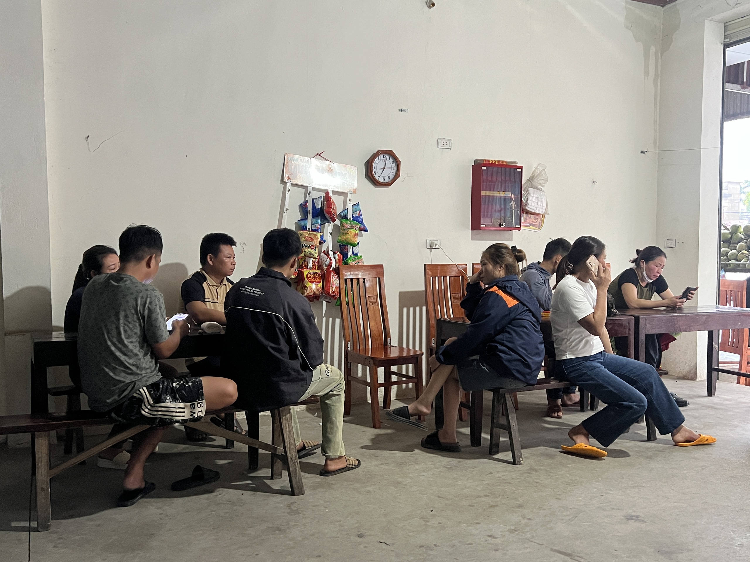 Vụ sập cầu Phong Ch&acirc;u: S&aacute;ng 10-9 vẫn chưa thể tiến h&agrave;nh cứu hộ, cứu nạn do nước lũ d&acirc;ng cao, chảy xiết- Ảnh 4.