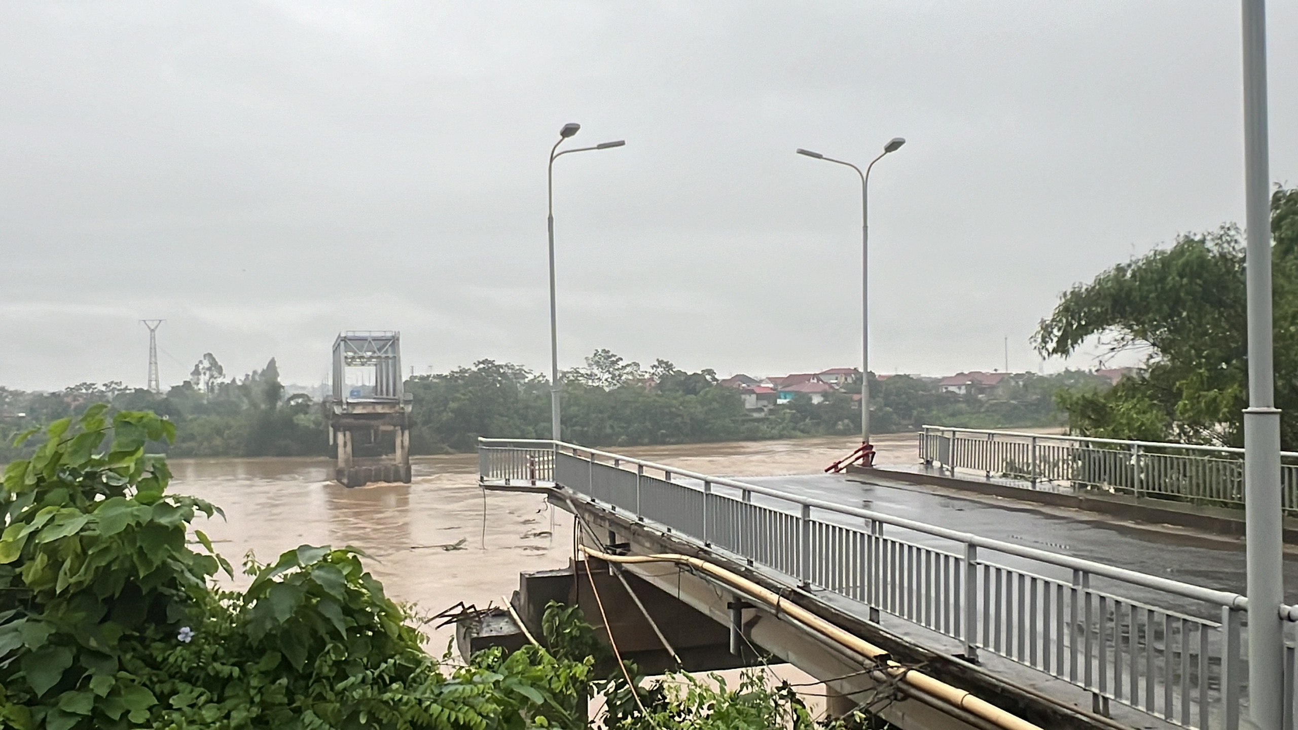 Vụ sập cầu Phong Ch&acirc;u: S&aacute;ng 10-9 vẫn chưa thể tiến h&agrave;nh cứu hộ, cứu nạn do nước lũ d&acirc;ng cao, chảy xiết- Ảnh 2.