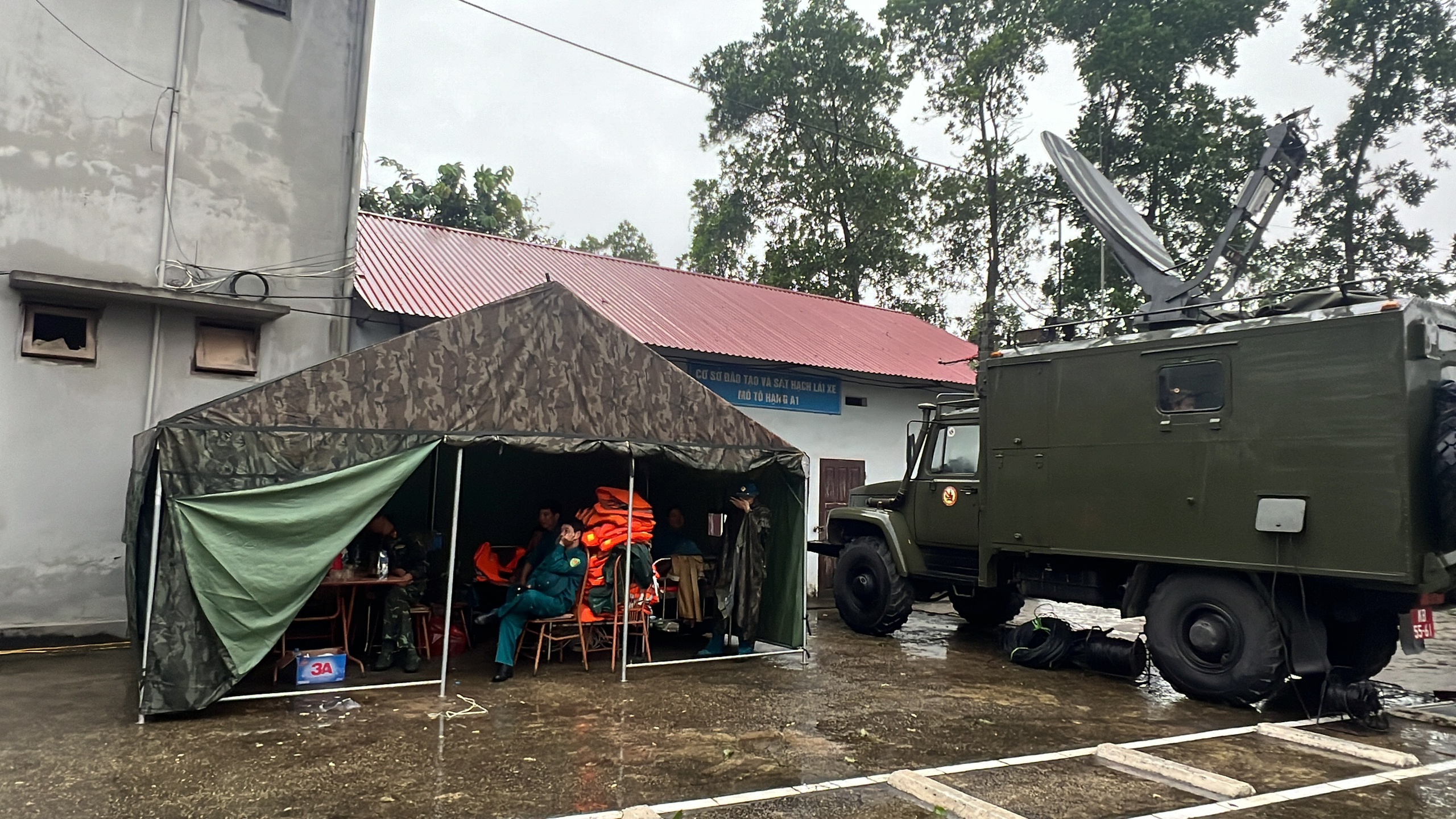 Vụ sập cầu Phong Ch&acirc;u: S&aacute;ng 10-9 vẫn chưa thể tiến h&agrave;nh cứu hộ, cứu nạn do nước lũ d&acirc;ng cao, chảy xiết- Ảnh 1.
