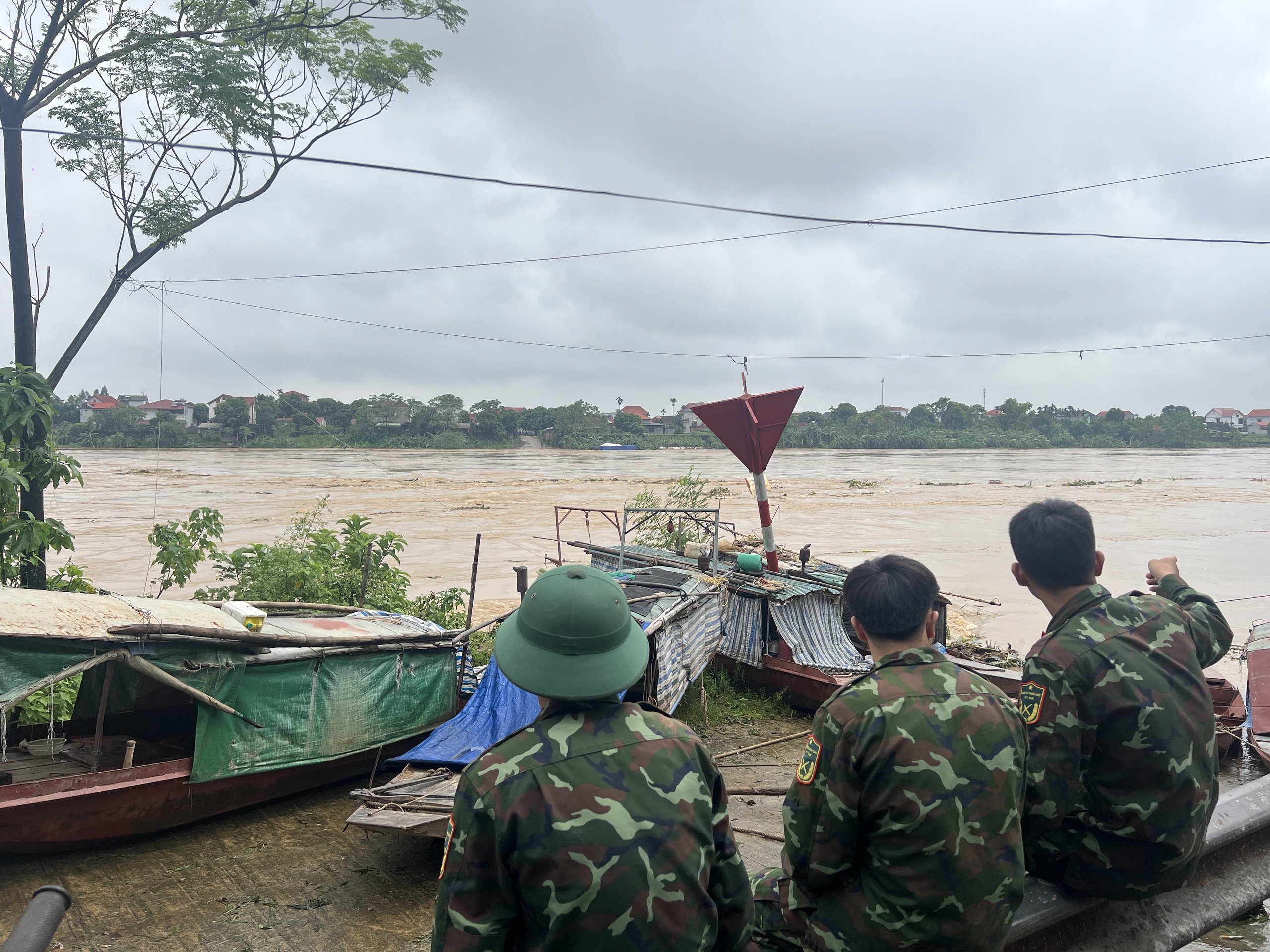 Vụ sập cầu Phong Ch&acirc;u: Cận cảnh h&agrave;ng trăm qu&acirc;n nh&acirc;n, phương tiện chuẩn bị bắc cầu phao qua s&ocirc;ng Hồng- Ảnh 7.