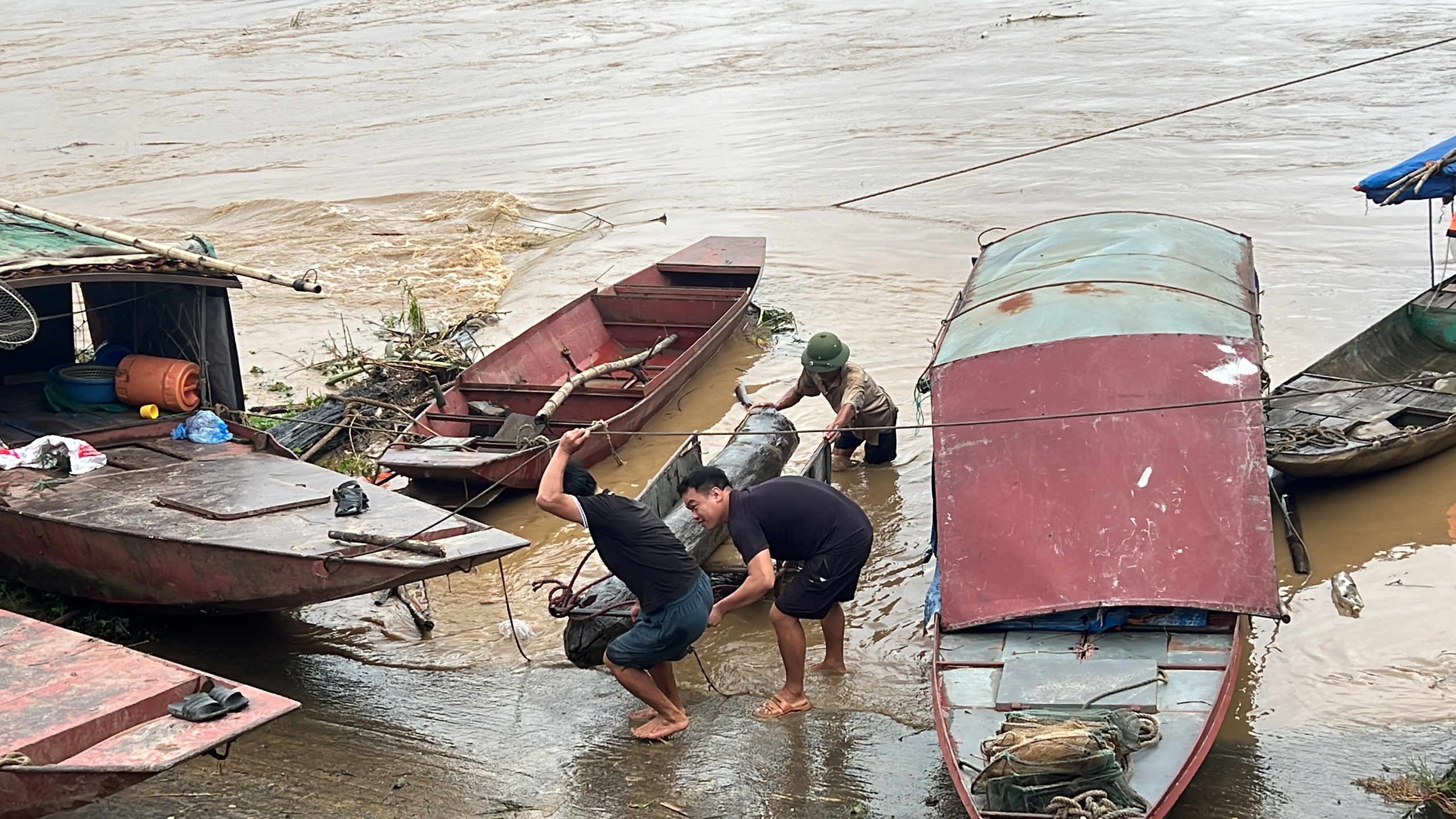 Vụ sập cầu Phong Ch&acirc;u: Cận cảnh h&agrave;ng trăm qu&acirc;n nh&acirc;n, phương tiện chuẩn bị bắc cầu phao qua s&ocirc;ng Hồng- Ảnh 9.