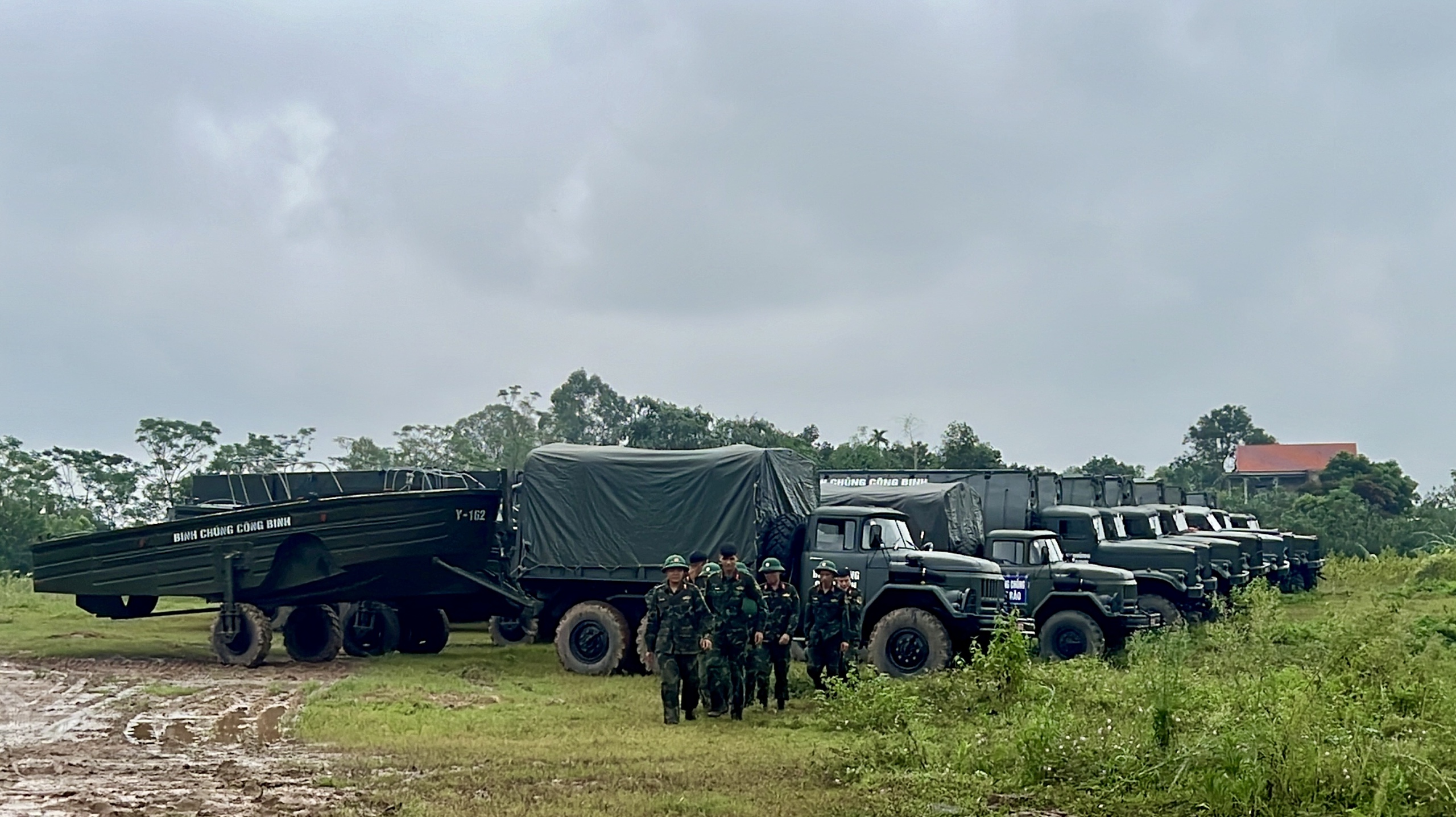 Vụ sập cầu Phong Ch&acirc;u: Cận cảnh h&agrave;ng trăm qu&acirc;n nh&acirc;n, phương tiện chuẩn bị bắc cầu phao qua s&ocirc;ng Hồng- Ảnh 3.