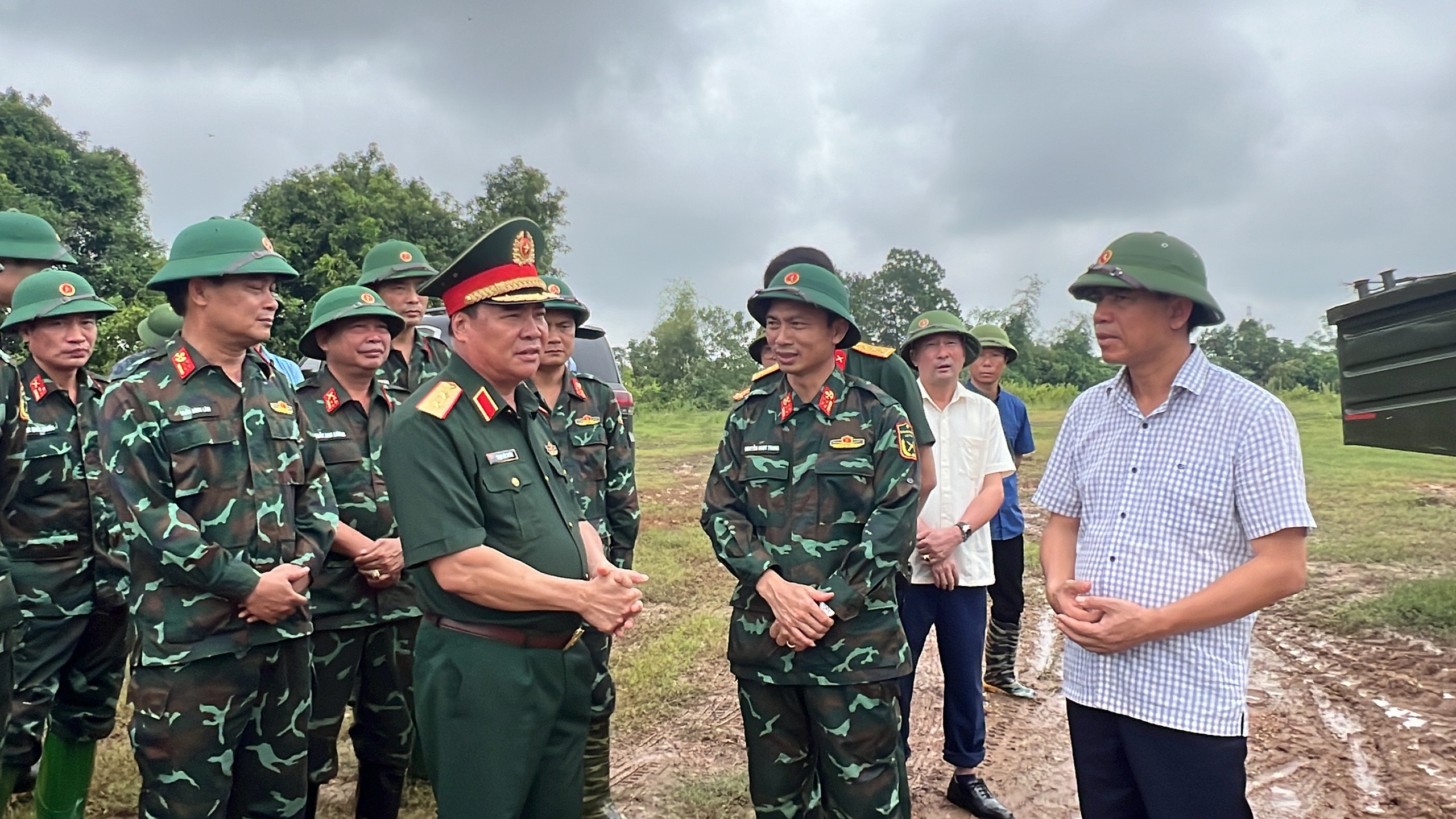 Vụ sập cầu Phong Ch&acirc;u: Cận cảnh h&agrave;ng trăm qu&acirc;n nh&acirc;n, phương tiện chuẩn bị bắc cầu phao qua s&ocirc;ng Hồng- Ảnh 1.