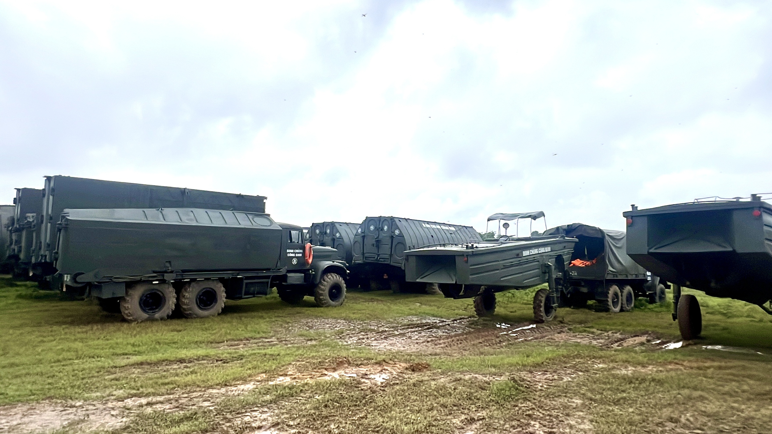 Vụ sập cầu Phong Ch&acirc;u: Cận cảnh h&agrave;ng trăm qu&acirc;n nh&acirc;n, phương tiện chuẩn bị bắc cầu phao qua s&ocirc;ng Hồng- Ảnh 5.