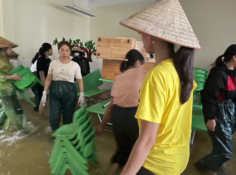 Bảo đảm an toàn, chu đáo, thuận tiện cho học sinh vùng lũ- Ảnh 1.