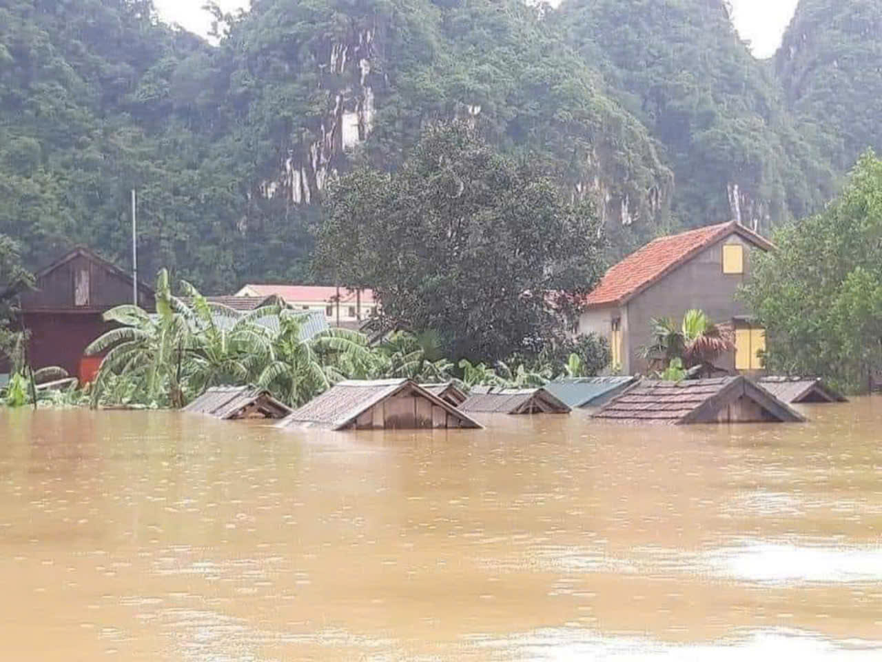 Th&ecirc;m vụ sạt lở đất kinh ho&agrave;ng v&ugrave;i lấp nhiều nh&agrave; d&acirc;n, 9 người chết v&agrave; mất t&iacute;ch- Ảnh 1.