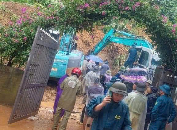 Lại sạt lở đất trong đ&ecirc;m, 3 người trong một gia đ&igrave;nh bị v&ugrave;i lấp tử vong- Ảnh 1.