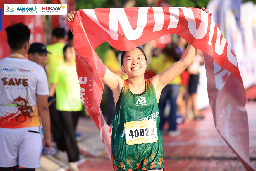 Q:\ChuyenDe\10-9\GỬI BÁO 10.9\Nông Thị Chang - Vô địch chung cuộc nữ cự ly Marathon.jpg