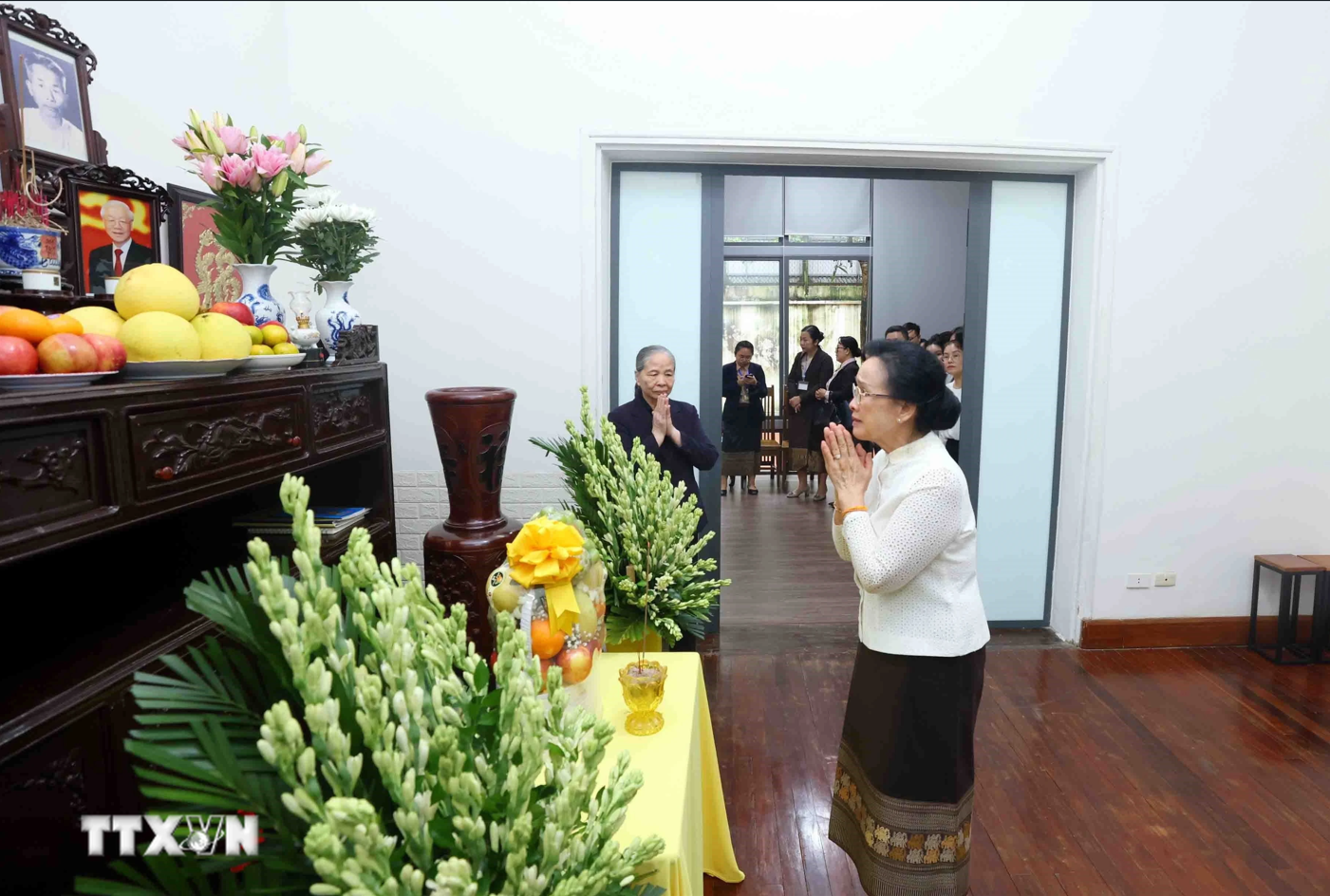 Phu nh&acirc;n Tổng B&iacute; thư, Chủ tịch nước L&agrave;o thăm Phu nh&acirc;n cố Tổng B&iacute; thư Nguyễn Ph&uacute; Trọng- Ảnh 3.