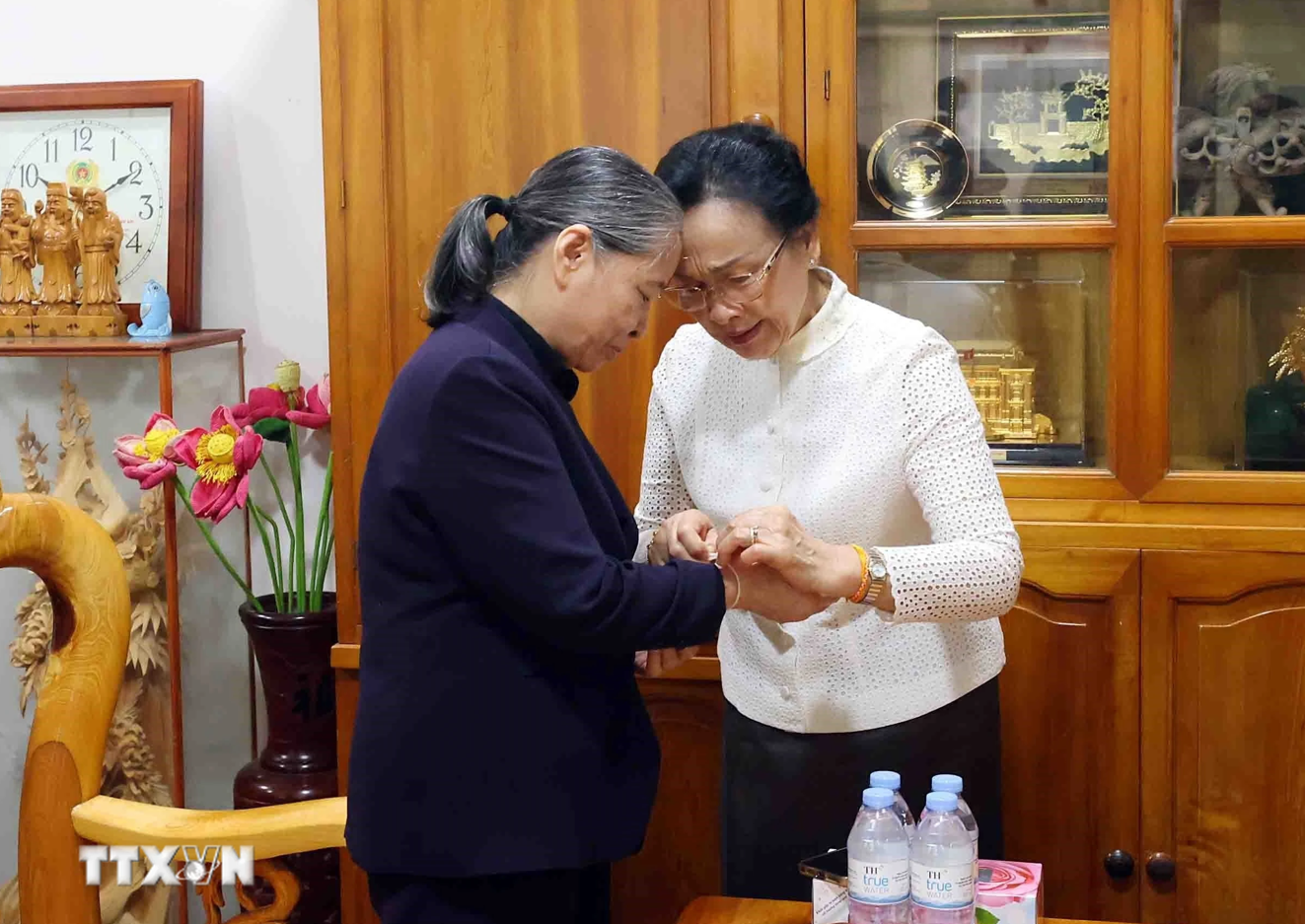 Phu nh&acirc;n Tổng B&iacute; thư, Chủ tịch nước L&agrave;o thăm Phu nh&acirc;n cố Tổng B&iacute; thư Nguyễn Ph&uacute; Trọng- Ảnh 5.