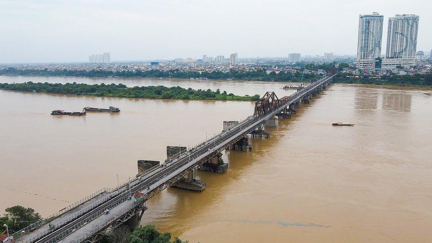 Dừng chạy t&agrave;u hỏa qua cầu Long Bi&ecirc;n do nước lũ d&acirc;ng cao, chảy xiết tr&ecirc;n s&ocirc;ng Hồng- Ảnh 1.