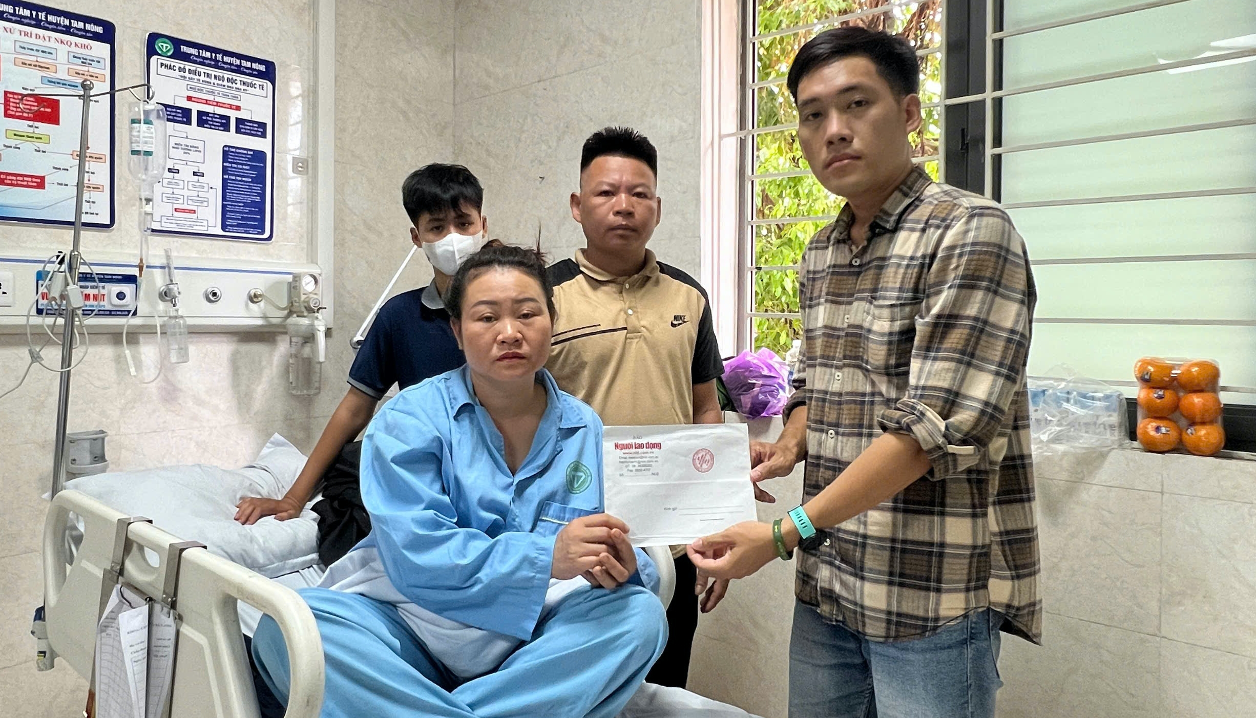 B&aacute;o Người Lao Động trao 10 triệu đồng hỗ trợ gia đ&igrave;nh nạn nh&acirc;n vụ sập cầu Phong Ch&acirc;u- Ảnh 1.
